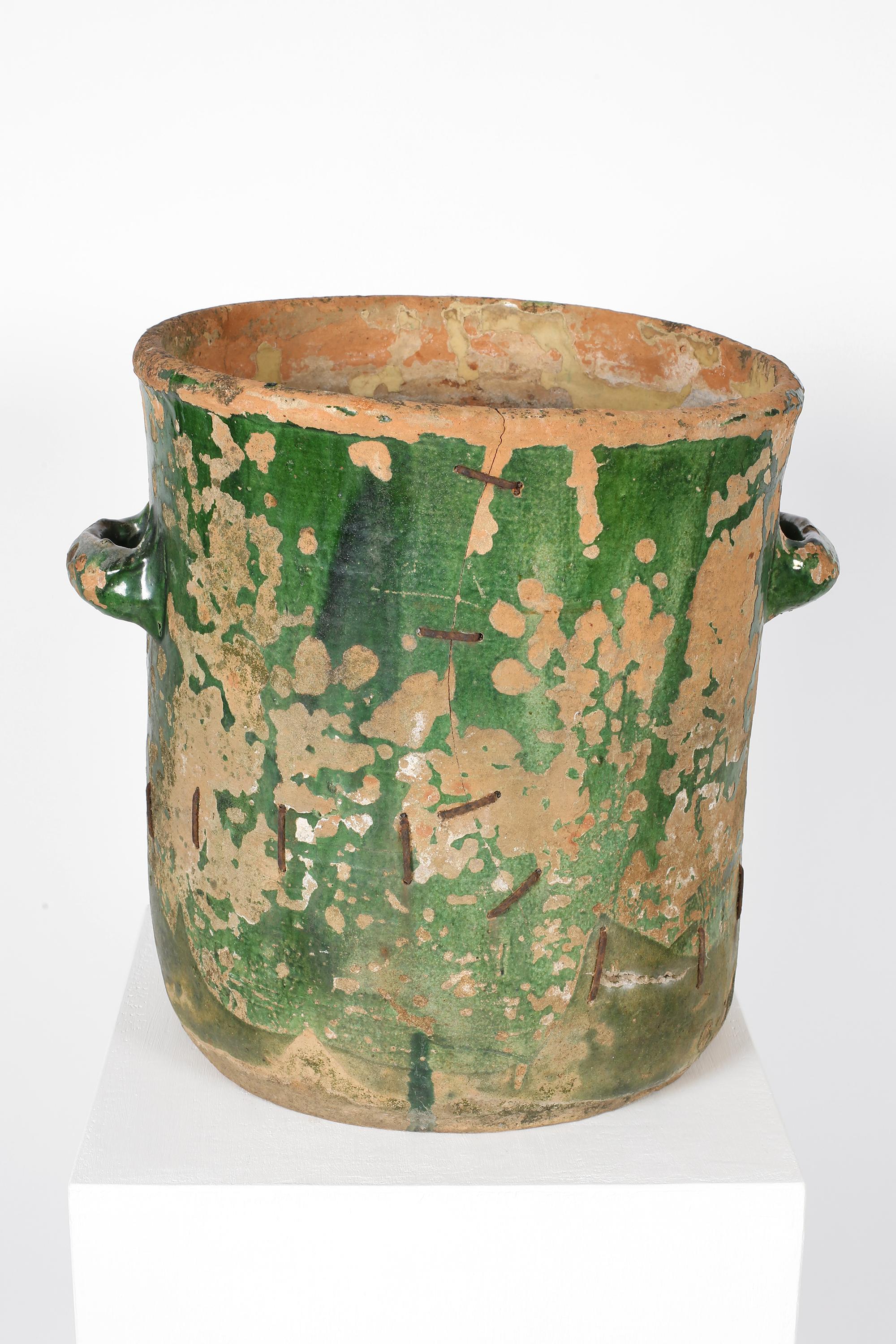 Rare jardinière à agrumes en terre cuite du 17e siècle, avec glaçure vert foncé en relief. Magnifiquement patiné, avec des réparations d'agrafes en fer caractéristiques. Probablement originaire de la ville de la céramique d'Anduze. Français, C.I.C.