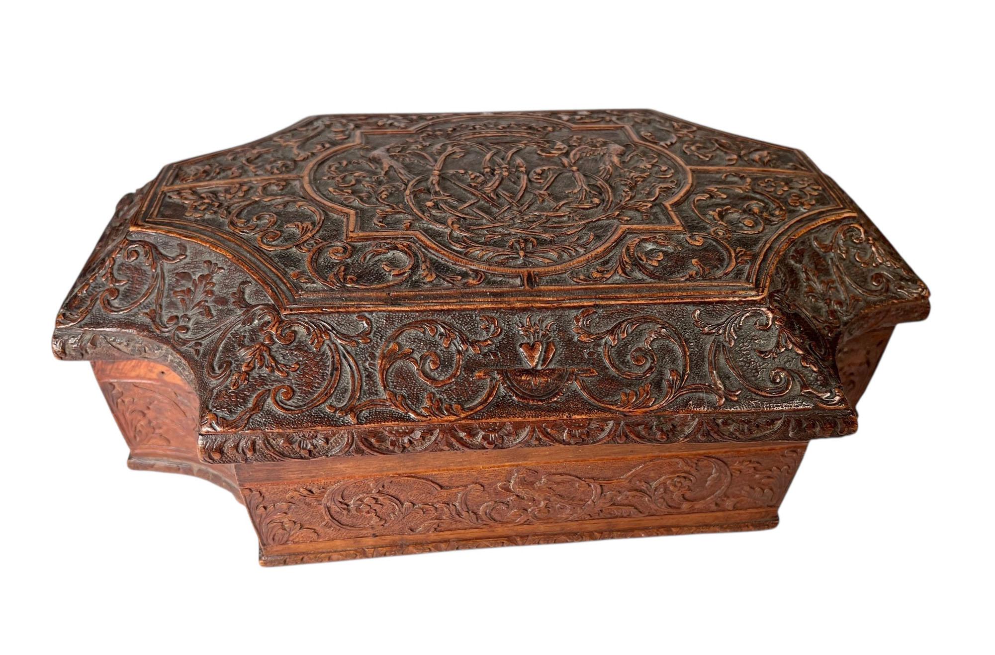 Uno straordinario scrigno in legno intagliato di César Bagard, risalente al 1700-1720 circa, creato nella regione di Lorrain in Francia e attribuito al Famed scultore di Luigi XIV. Ricco di significato storico e impareggiabile per l'artigianato,