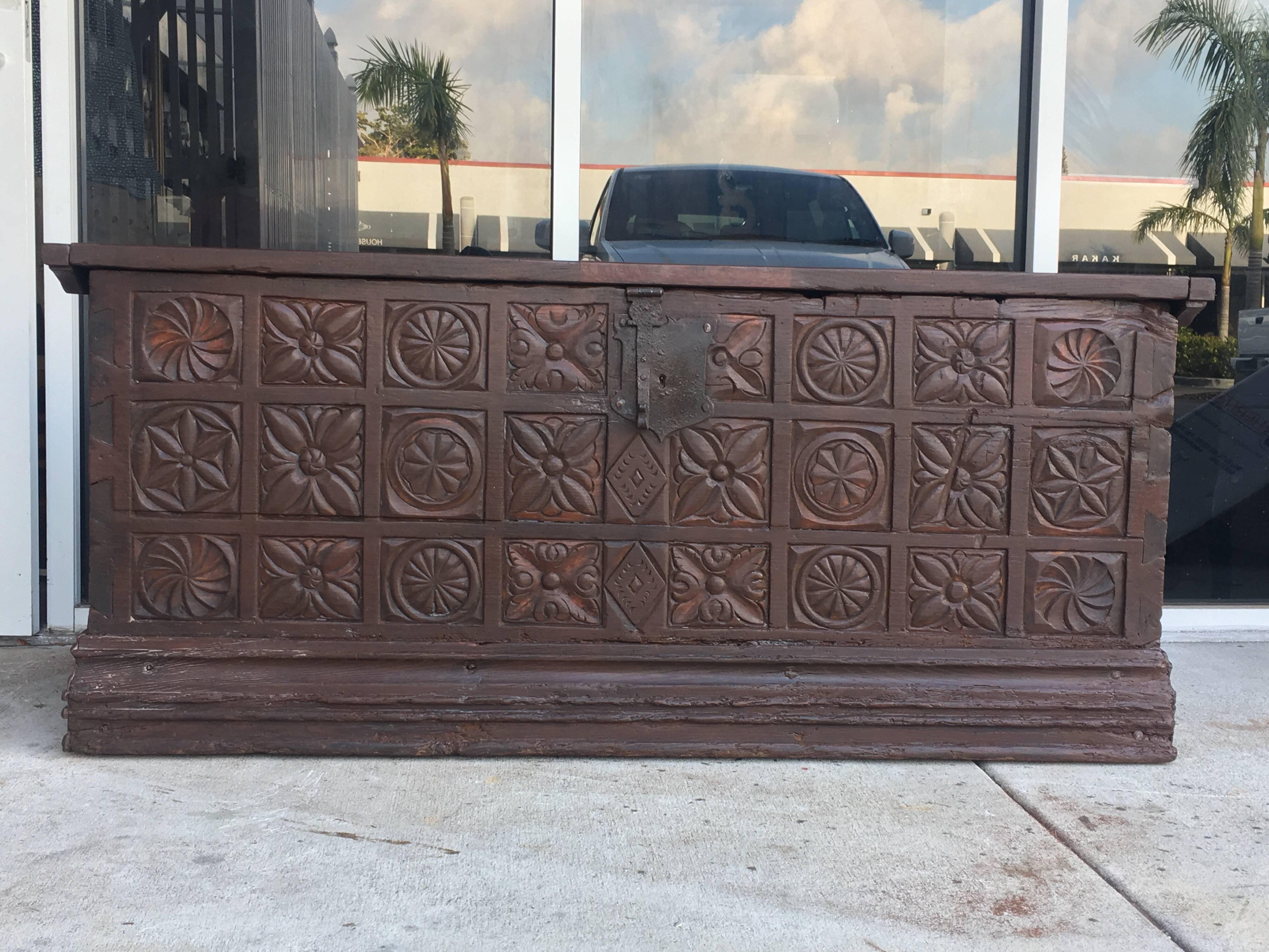 Nice 17th century chest in brown chesnut. Hand carved facade panel with geometrics decorations. Plinth with brace decorations, dovetail assembly with wrought iron wardware.
 Add a real show stopper to your interior with this extremely large English