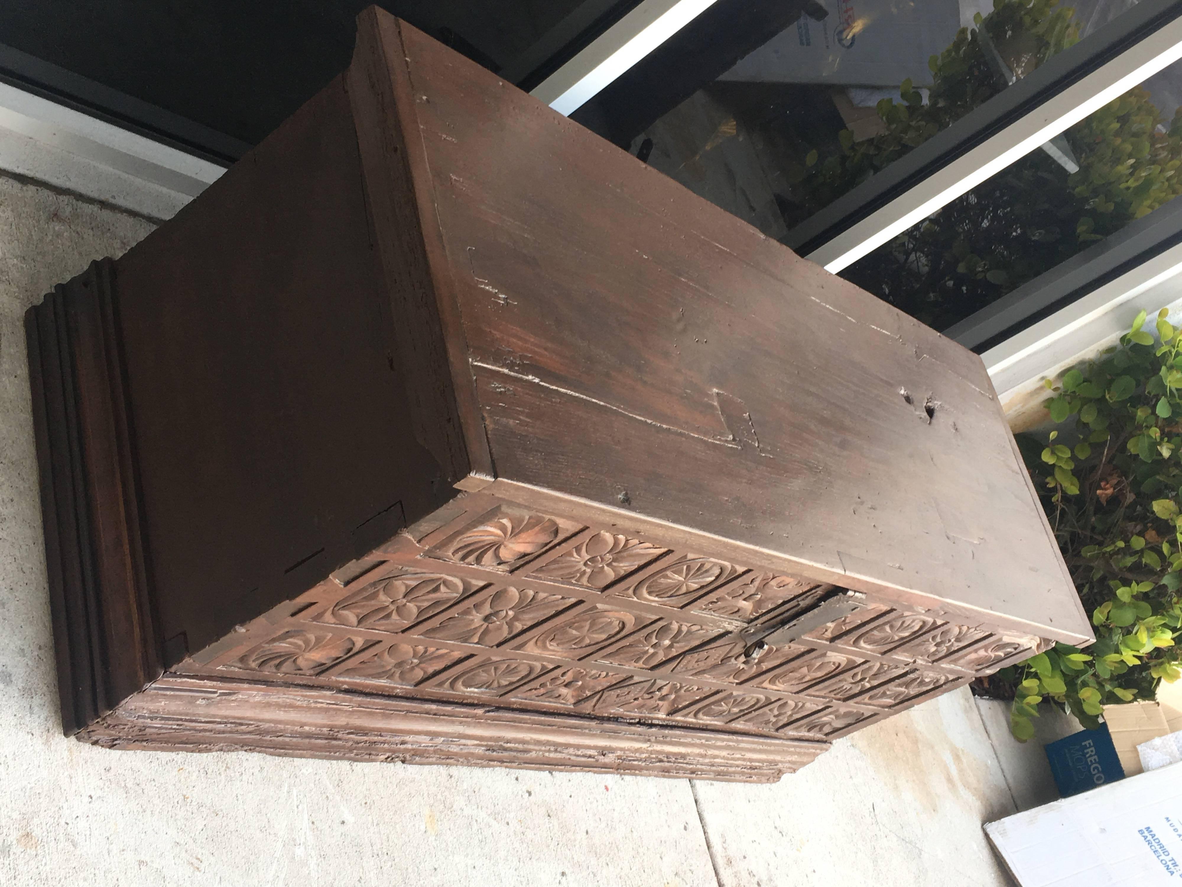 17th Century Spanish Baroque Savoy Hand-Carved Chest Trunk In Excellent Condition In Miami, FL