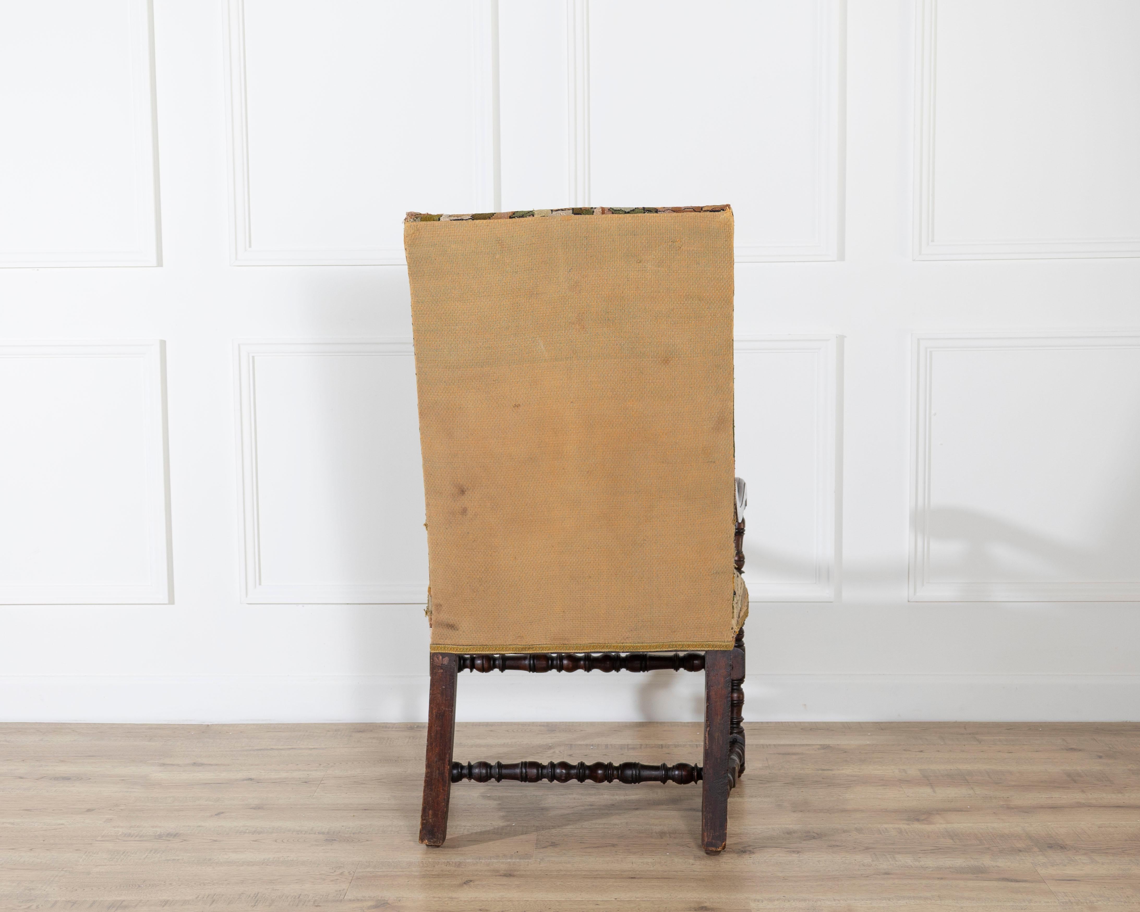 Französischer Barocksessel aus Nussbaum mit Petit-Point-Wandteppich aus dem 17. Jahrhundert (18. Jahrhundert und früher) im Angebot