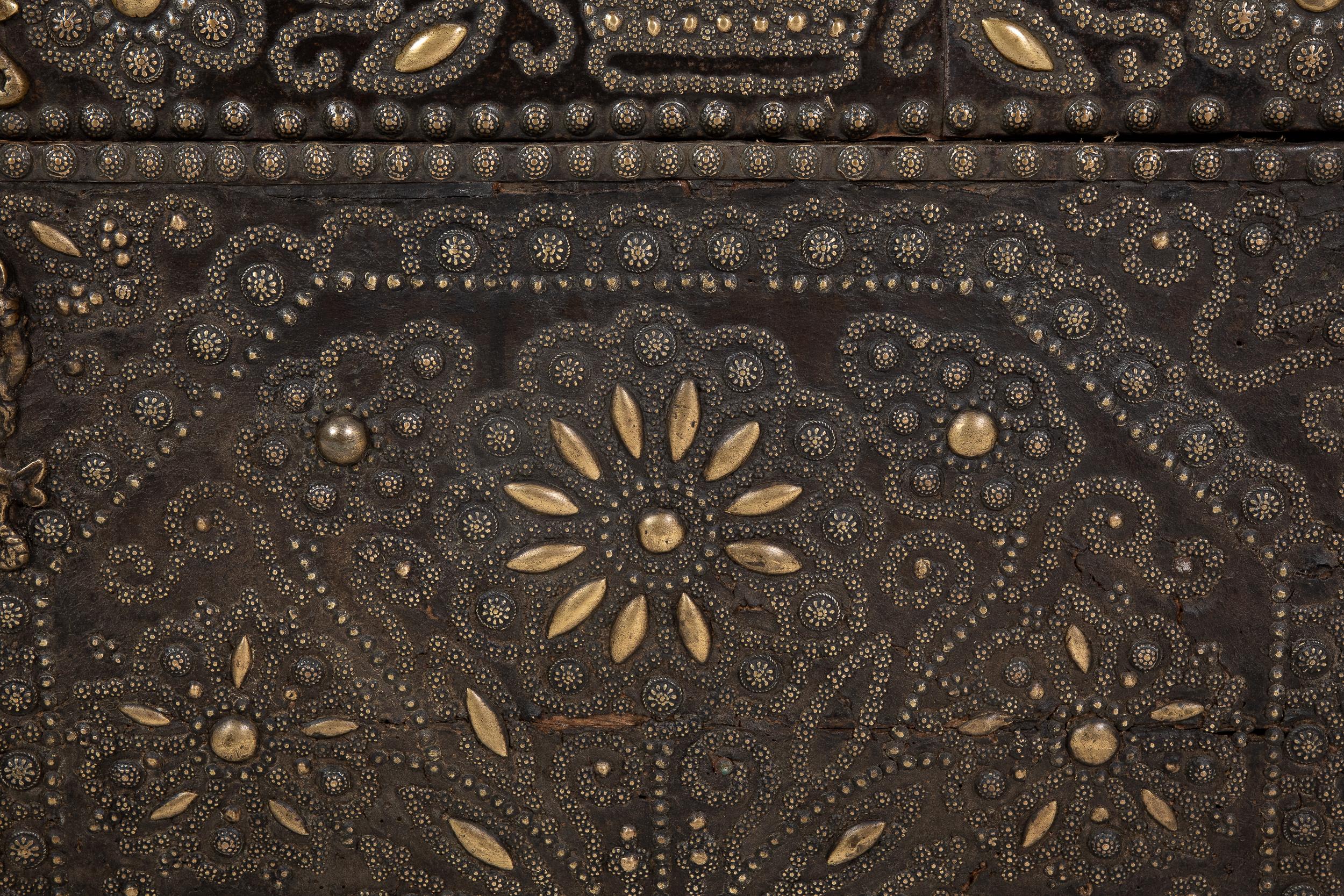 Coffre à clous en laiton français du 17e siècle. Les clous en laiton en relief, de forme florale, créent des motifs merveilleusement décoratifs et complexes qui ajoutent de l'intérêt et un beau contraste. Le plateau est légèrement incurvé et