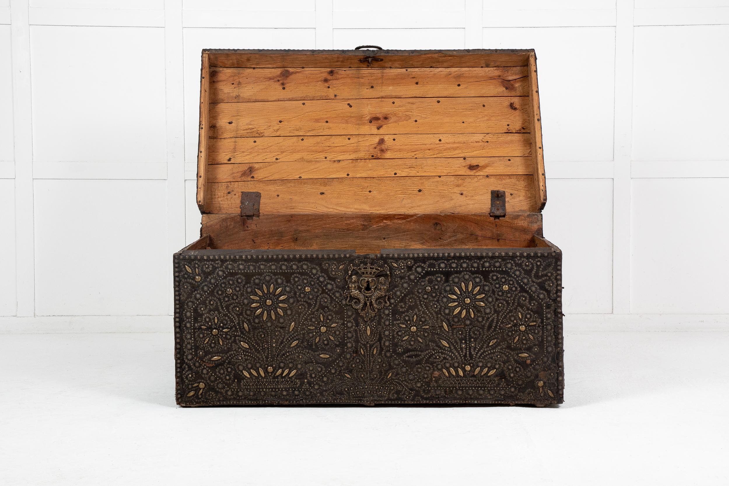 Coffre à clous en laiton du 17e siècle Bon état - En vente à Gloucestershire, GB