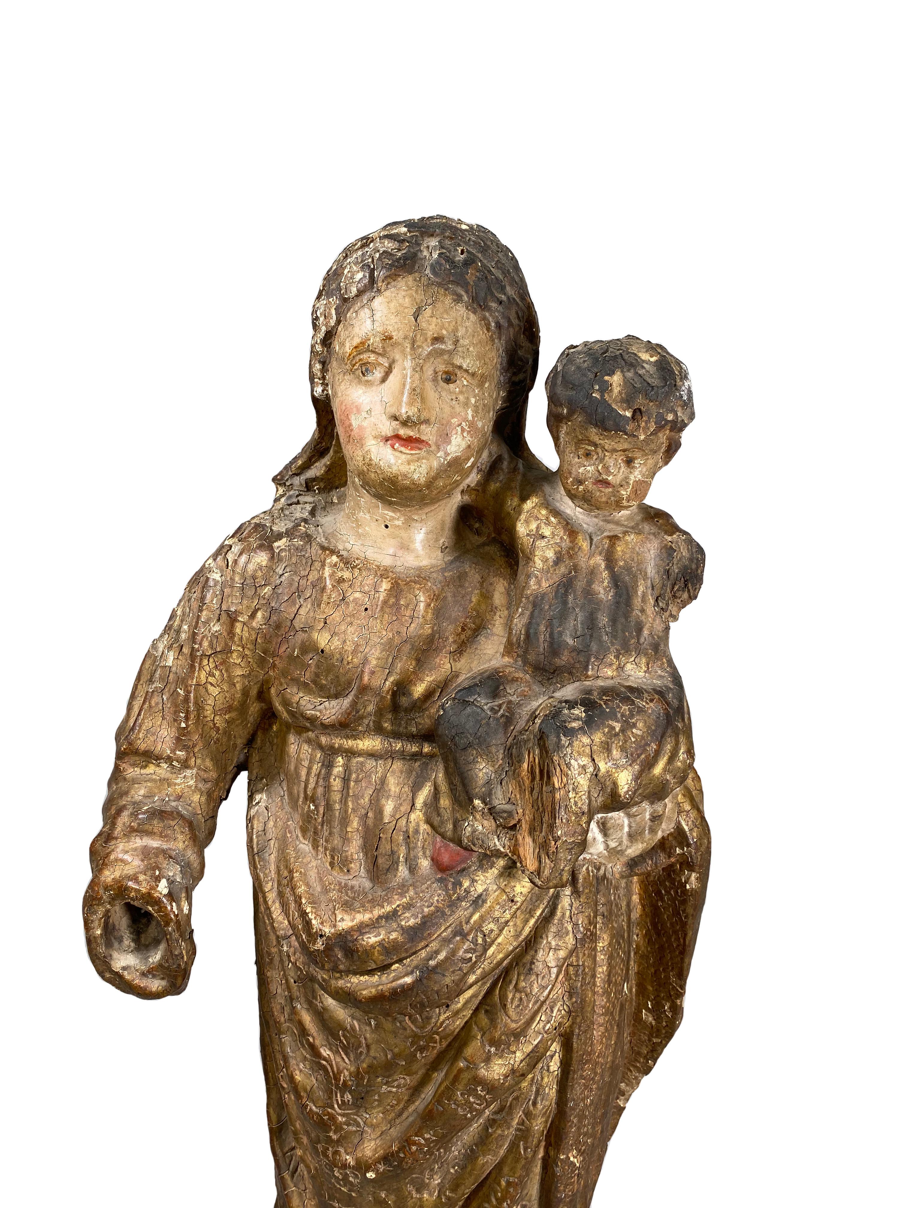 Die Statue von Maria und Kind ist äußerst einzigartig in dem Sinne:: dass die Rückseite dekoriert wurde:: was für die damalige Zeit ungewöhnlich war. Aus Südfrankreich.