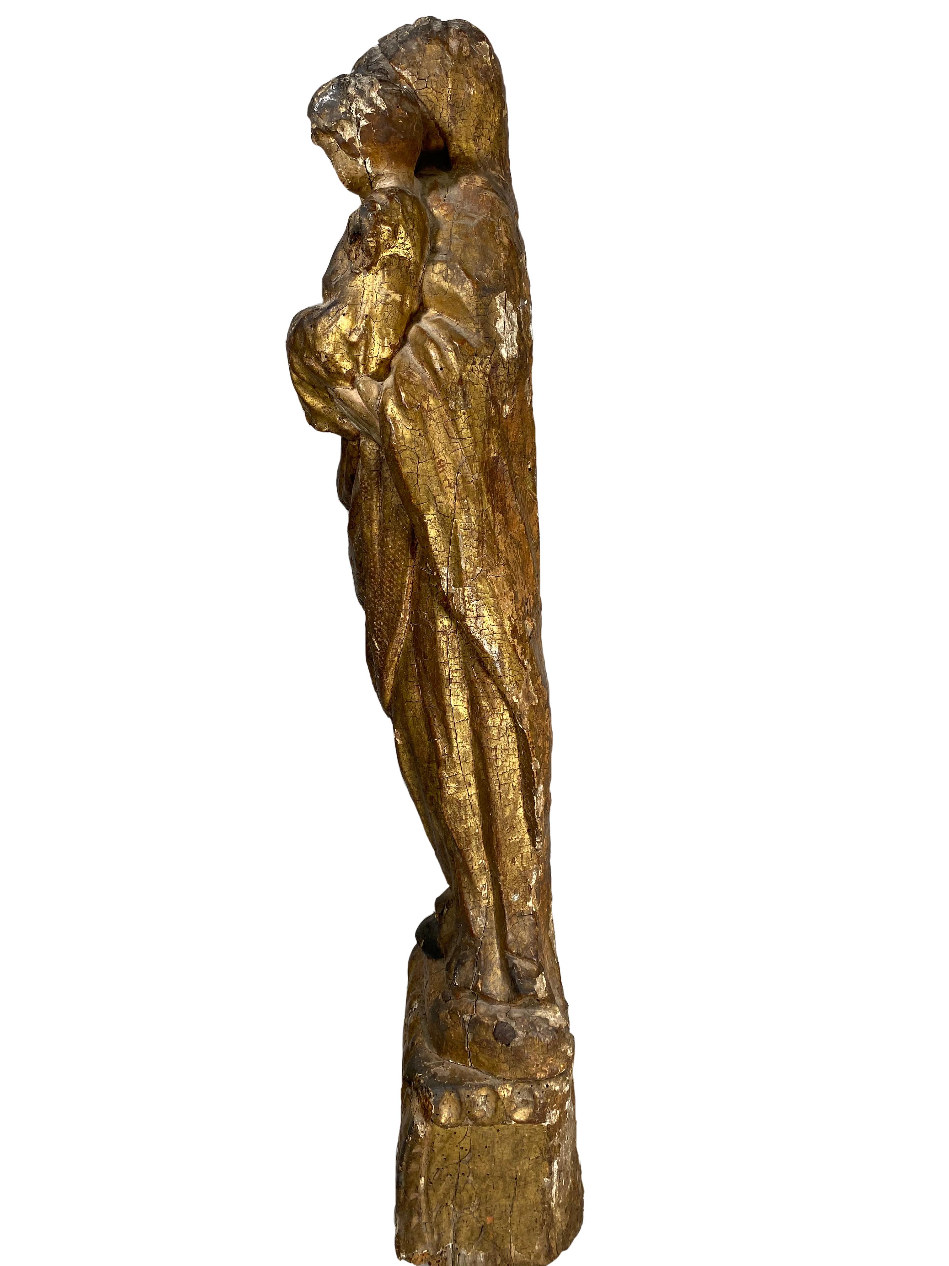 17. Jahrhundert Französisch geschnitzte Polychrome Statue aus vergoldetem Holz:: Jungfrau und Kind (18. Jahrhundert und früher)