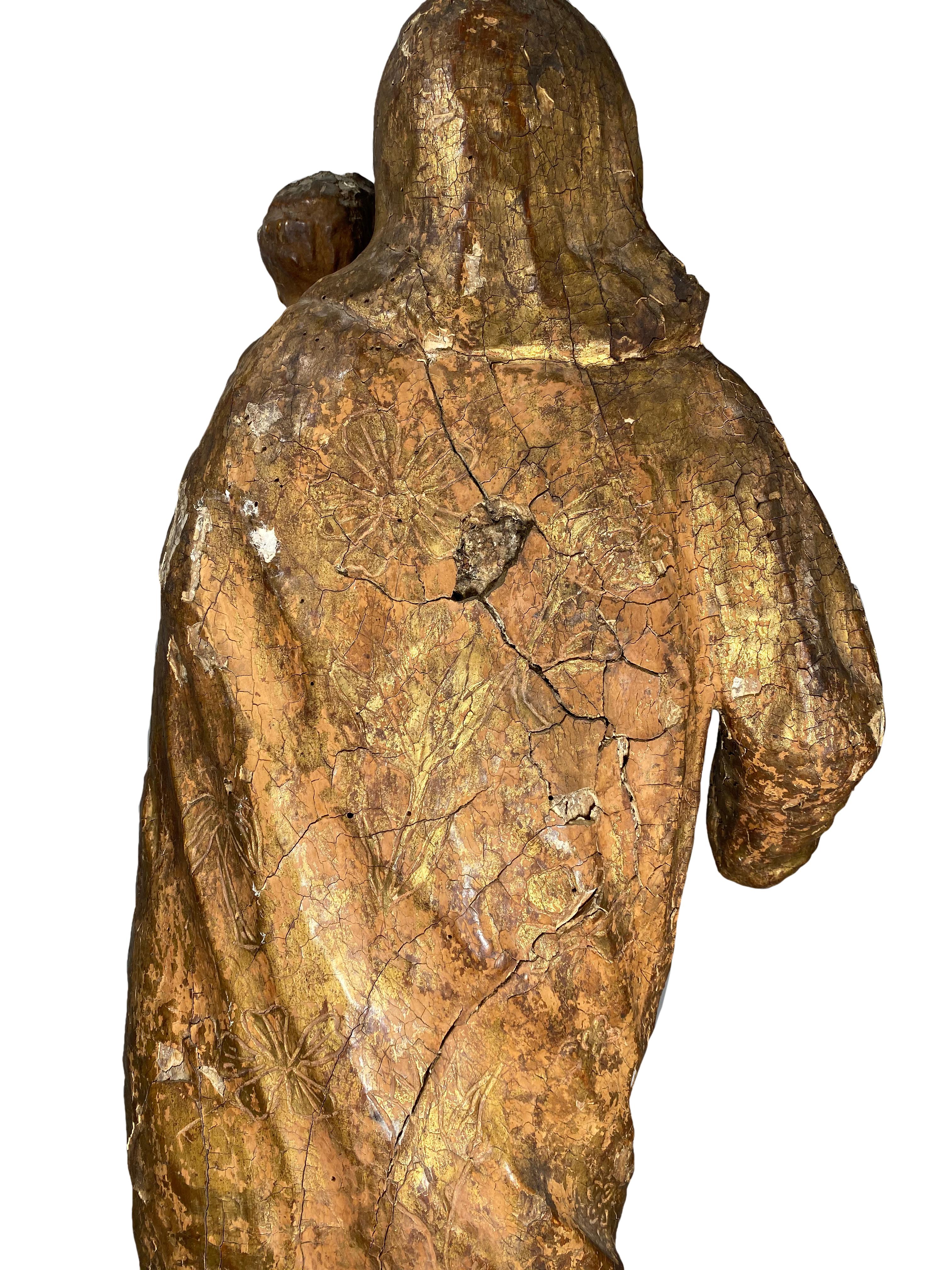 17. Jahrhundert Französisch geschnitzte Polychrome Statue aus vergoldetem Holz:: Jungfrau und Kind (Vergoldetes Holz)