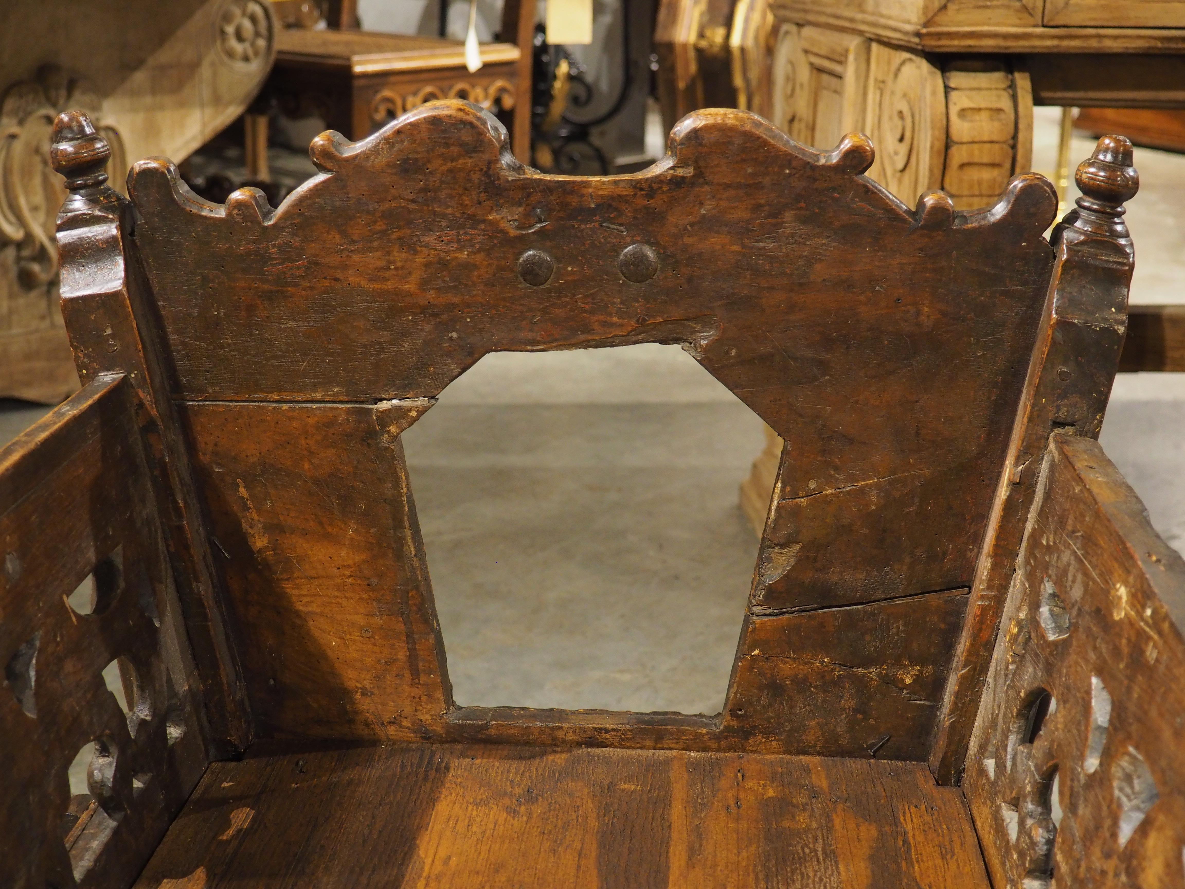 Berceau à bascule en noyer sculpté du 17e siècle en vente 3