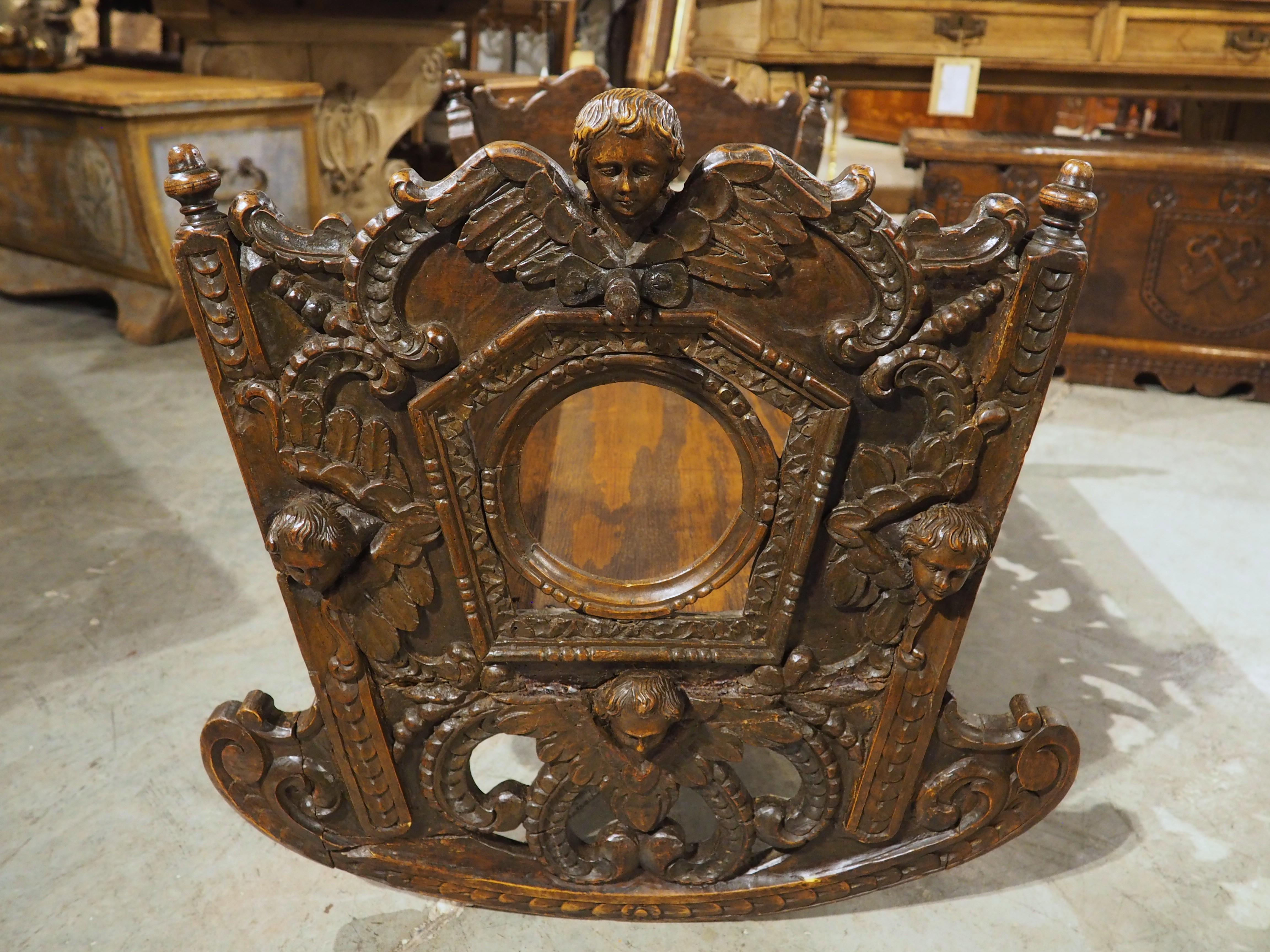 Berceau à bascule en noyer sculpté du 17e siècle en vente 4