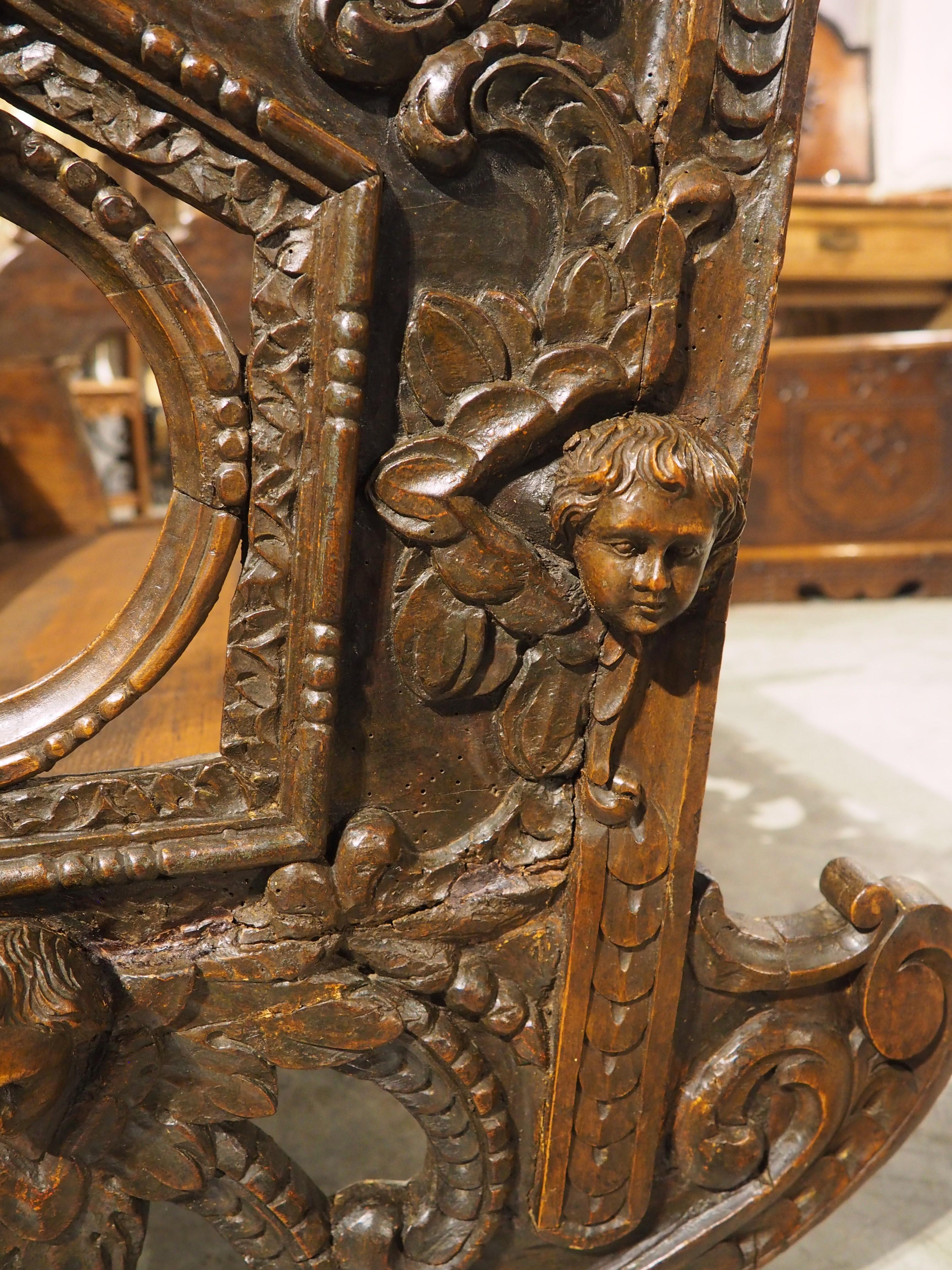 Berceau à bascule en noyer sculpté du 17e siècle en vente 5