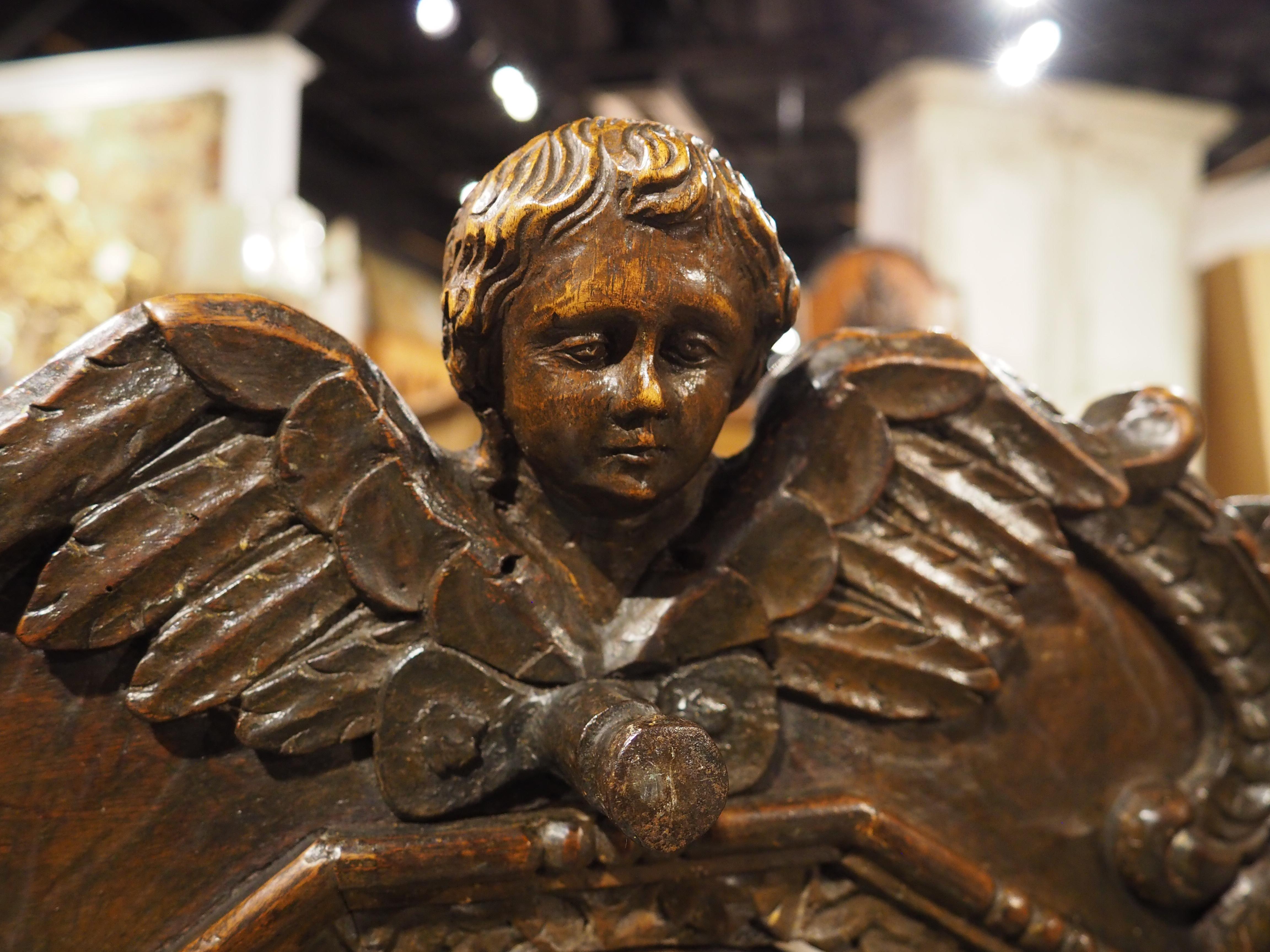 Berceau à bascule en noyer sculpté du 17e siècle en vente 6