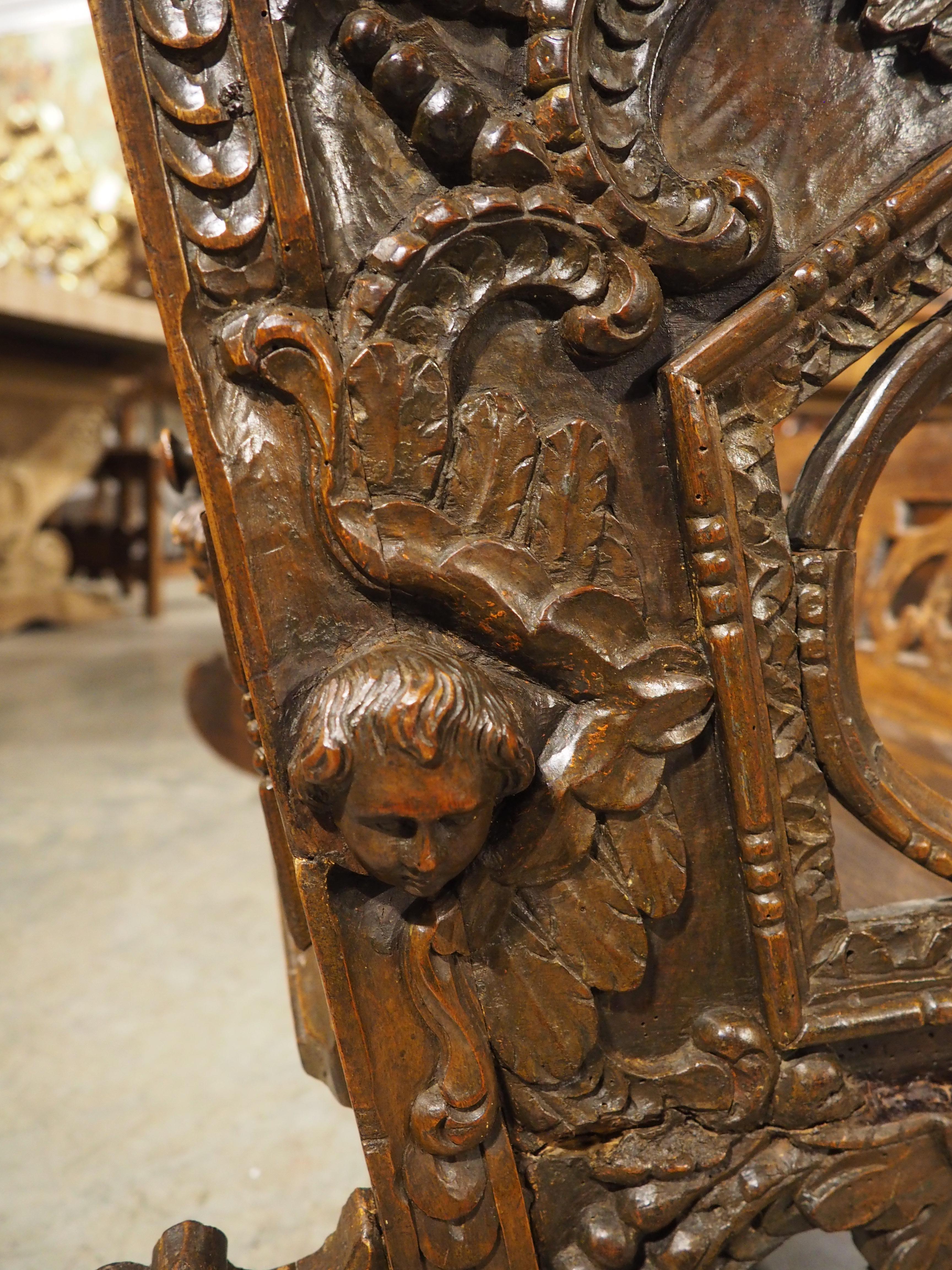 Berceau à bascule en noyer sculpté du 17e siècle en vente 7