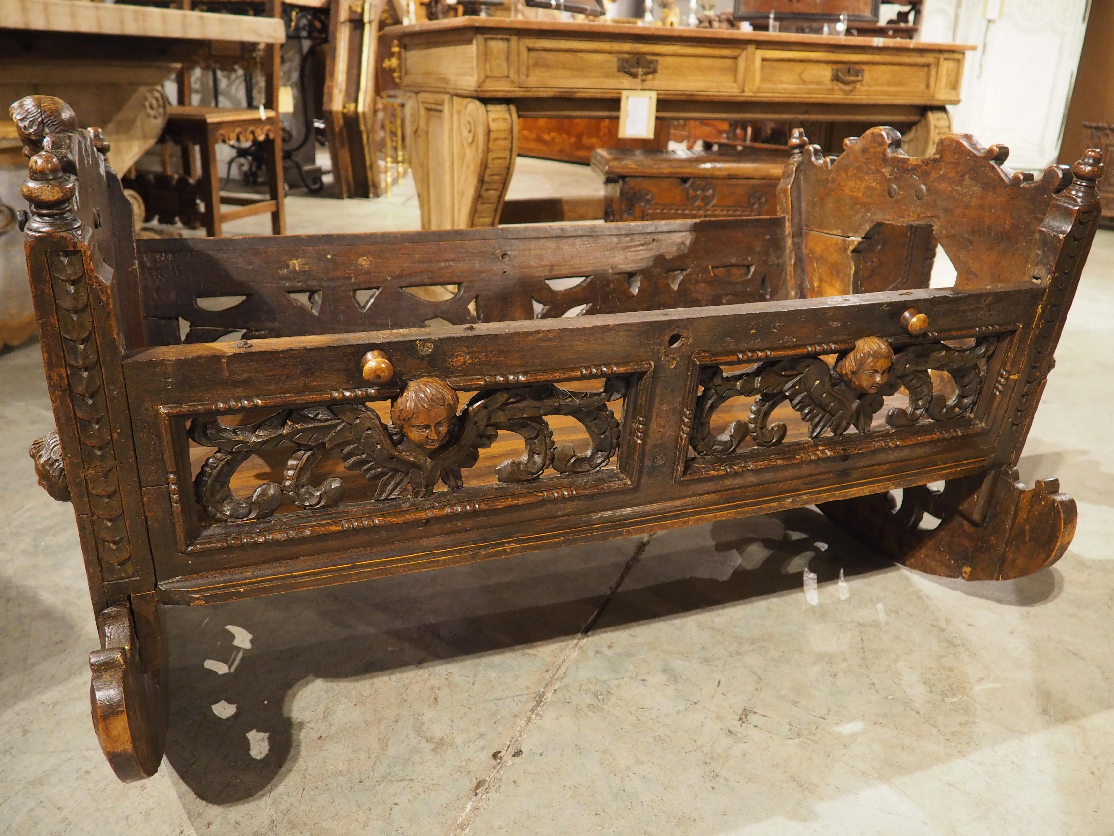 Berceau à bascule en noyer sculpté du 17e siècle en vente 8