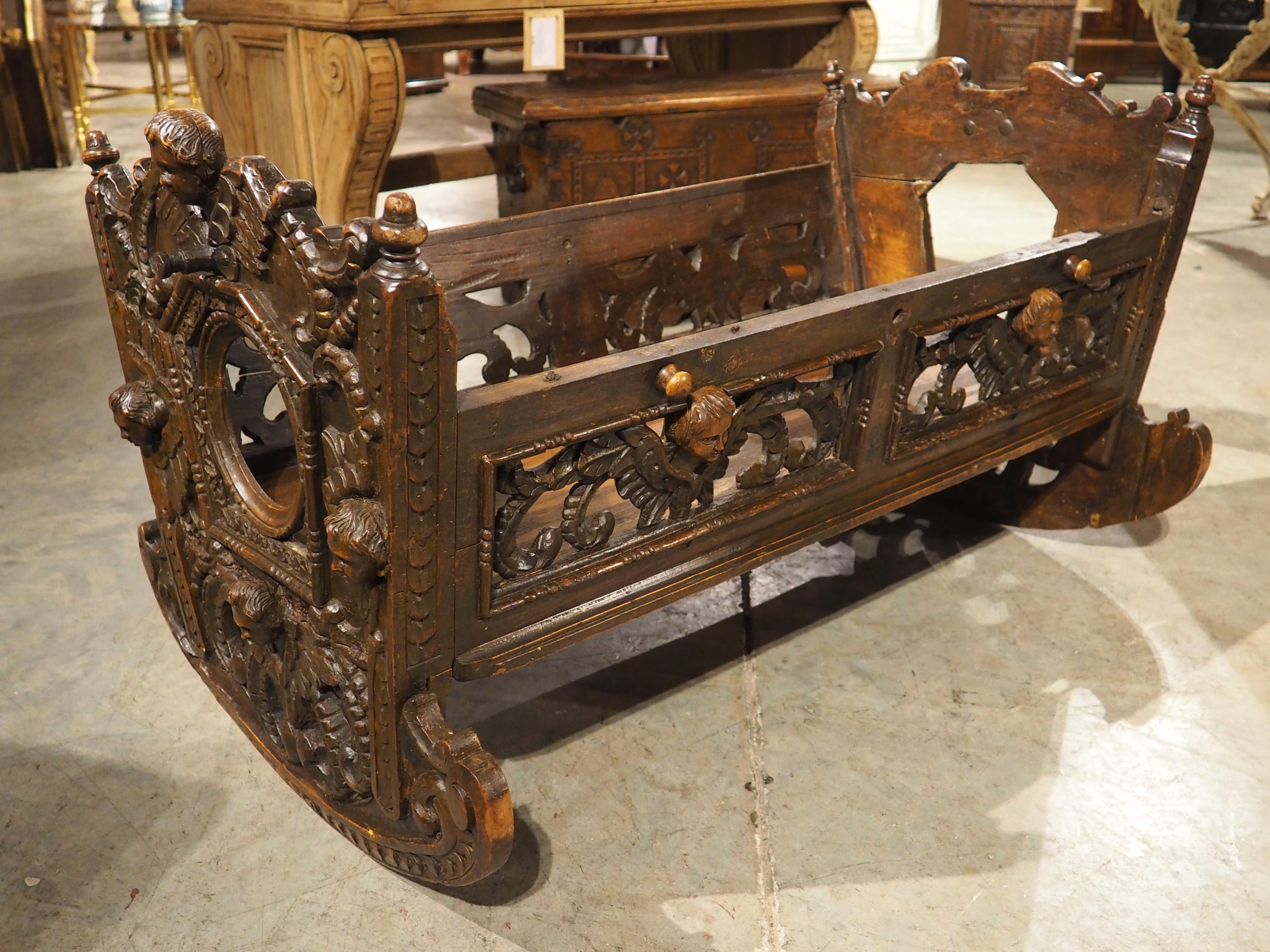 Berceau à bascule en noyer sculpté du 17e siècle en vente 9