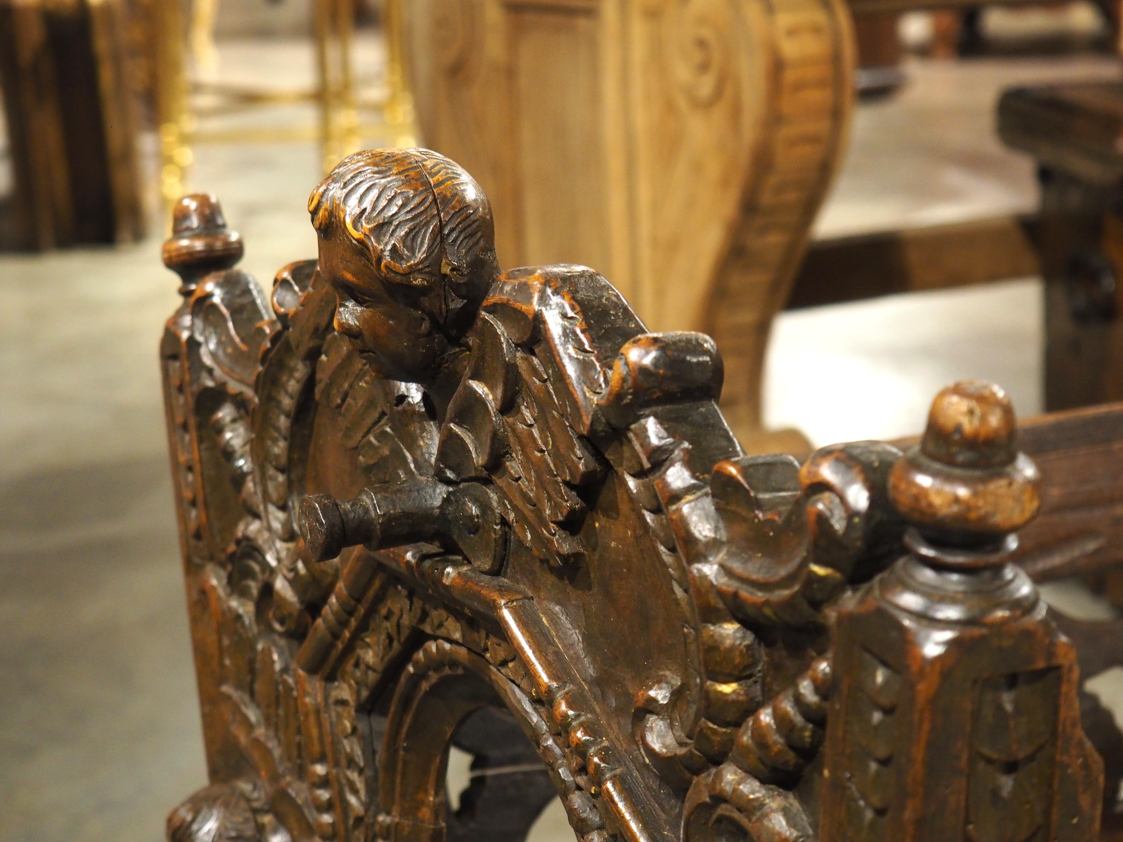 Berceau à bascule en noyer sculpté du 17e siècle en vente 10