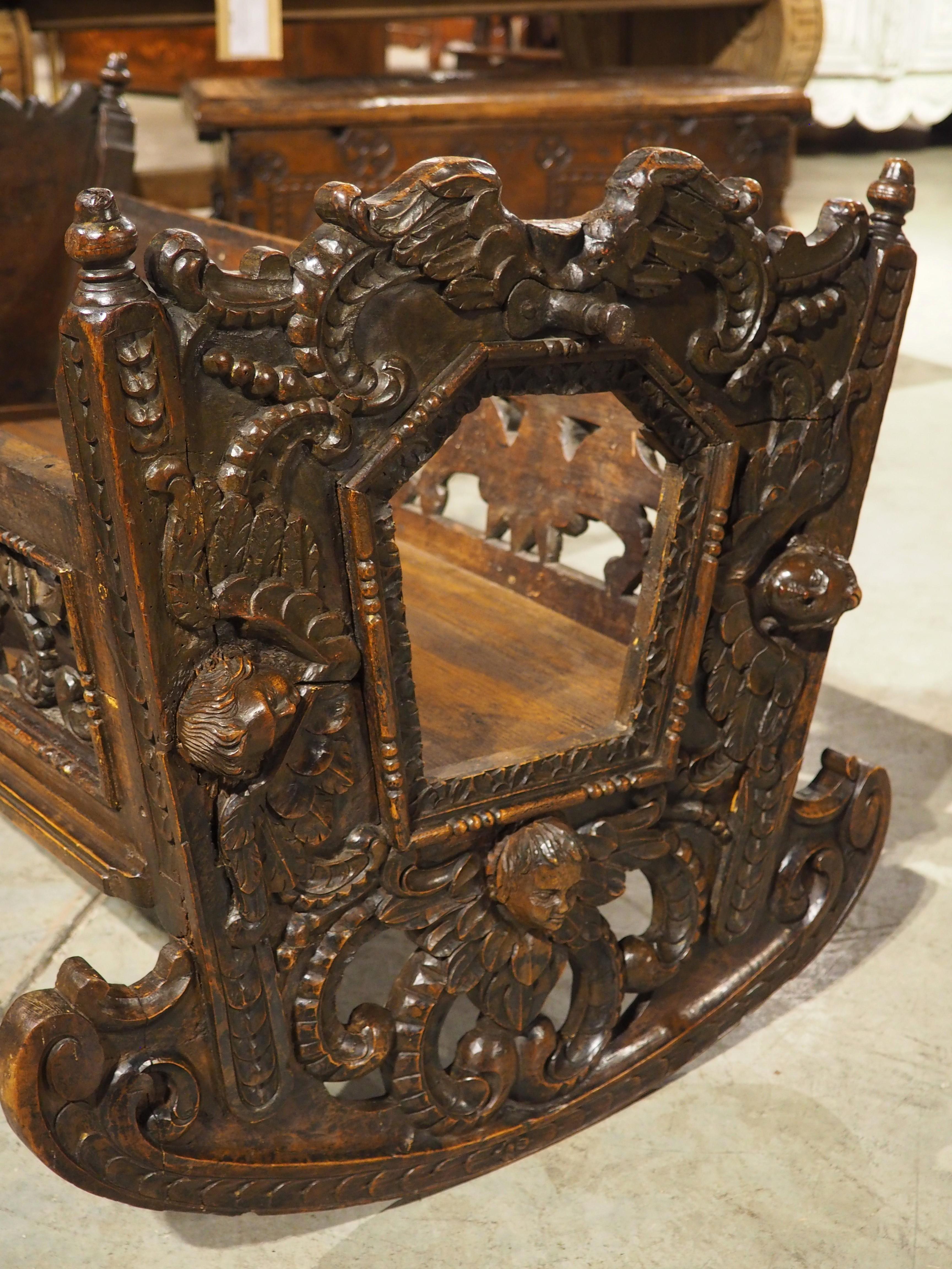 Berceau à bascule en noyer sculpté du 17e siècle en vente 11
