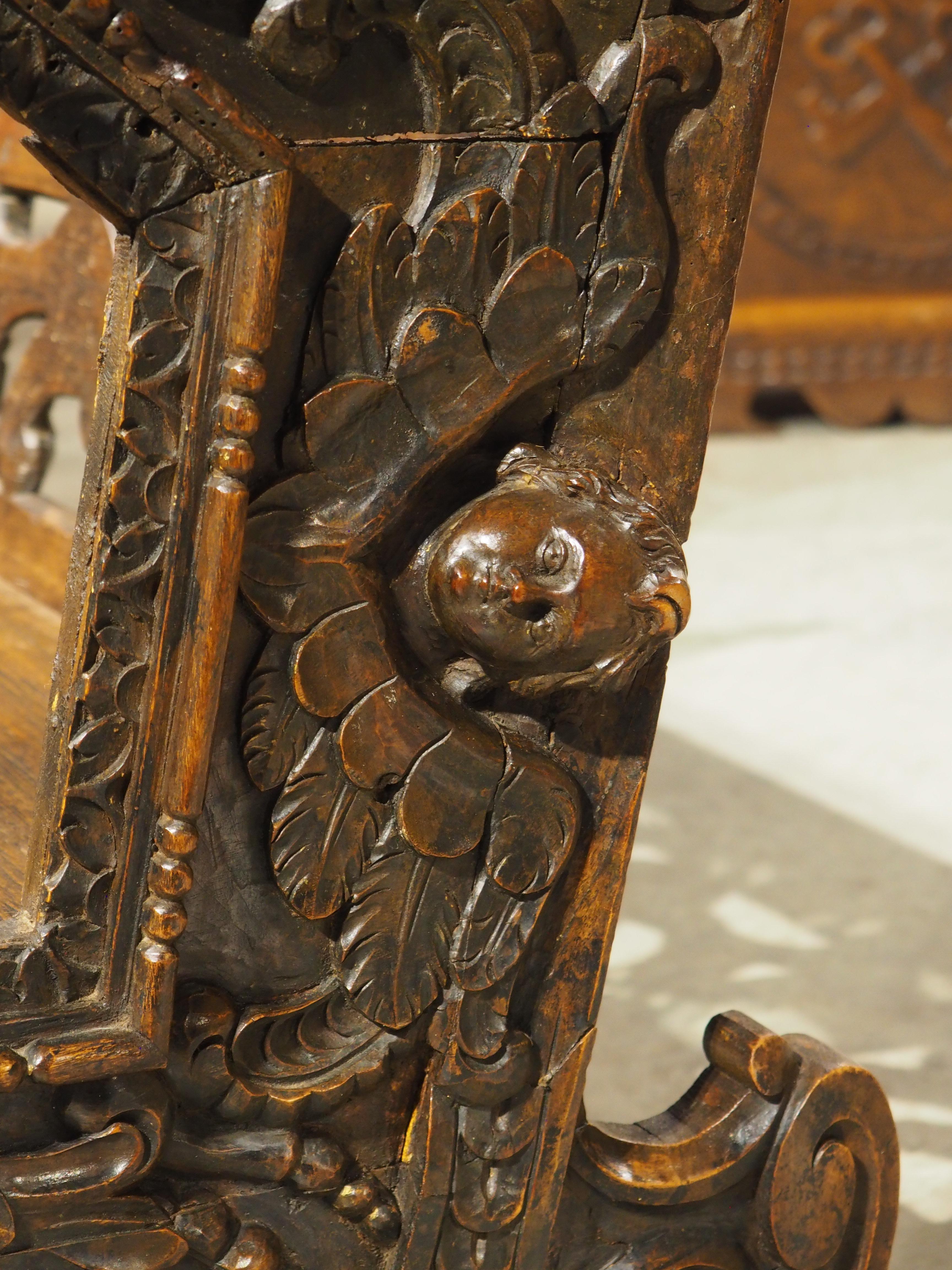 Berceau à bascule en noyer sculpté du 17e siècle en vente 12