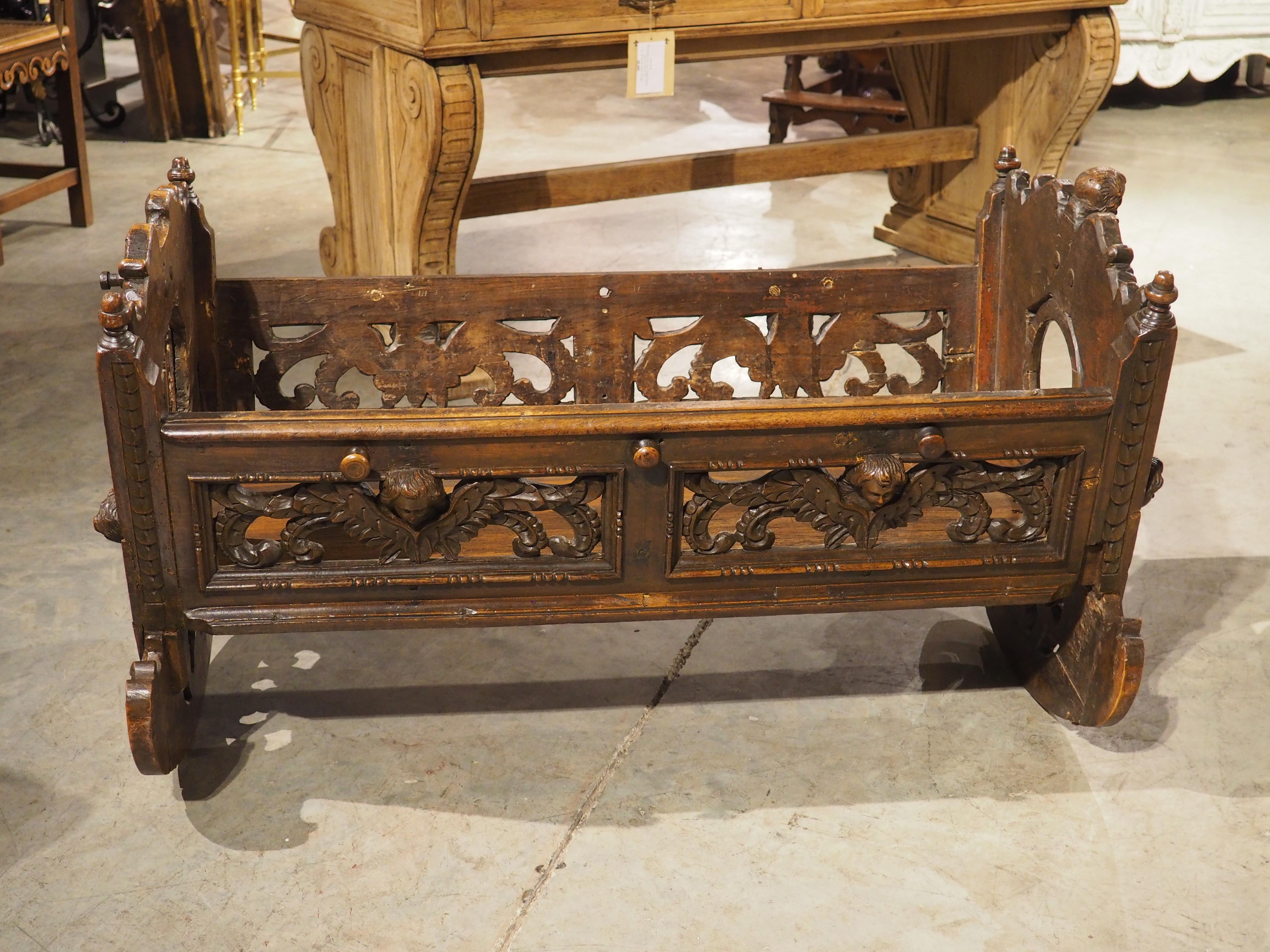 Plus d'informations bientôt...

Datant des années 1600, ce berceau à bascule français a été sculpté à la main dans du bois de noyer.  Le berceau peut être utilisé de différentes manières, que ce soit comme support décoratif pour oreillers et