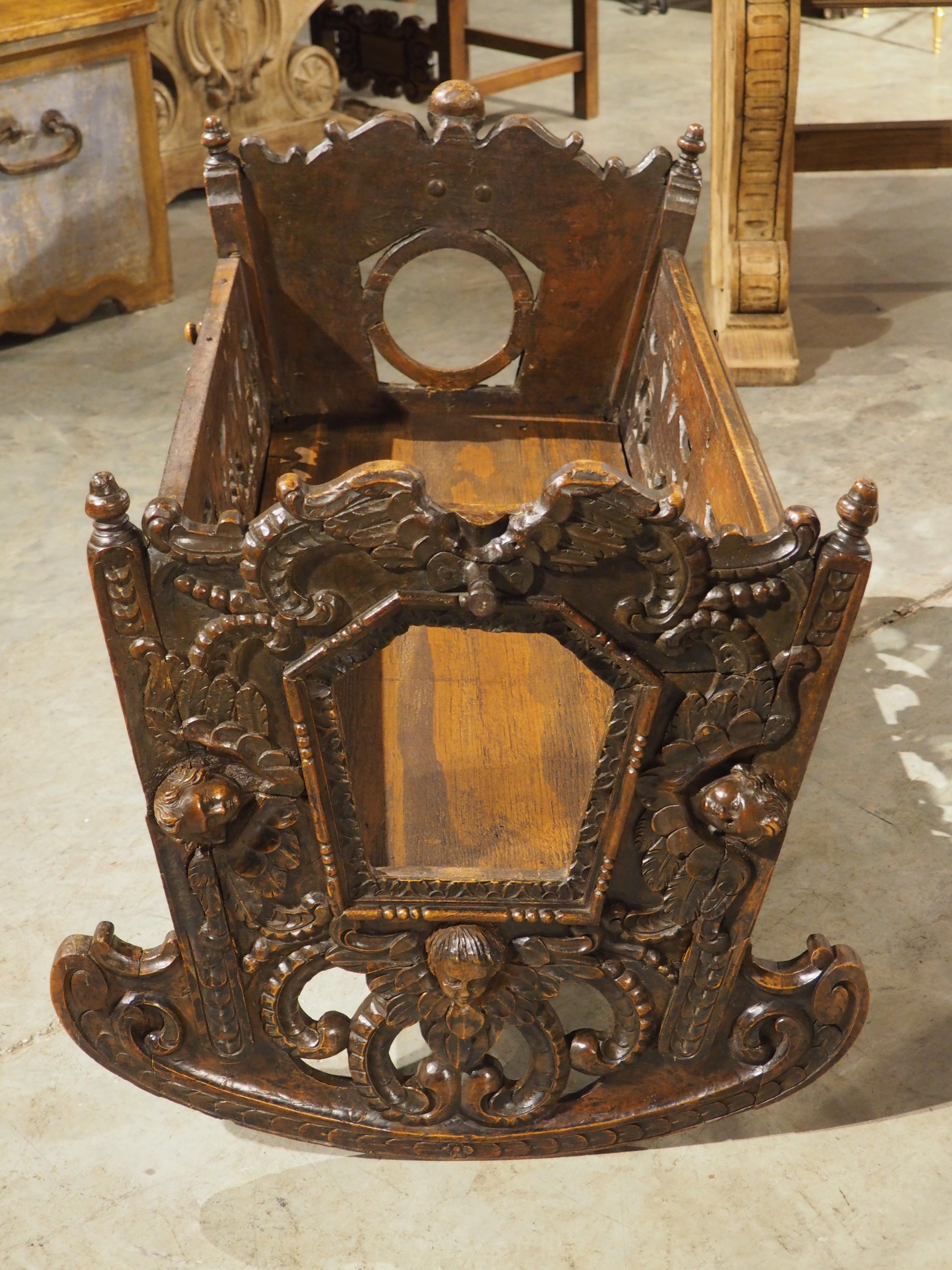 Berceau à bascule en noyer sculpté du 17e siècle en vente 13