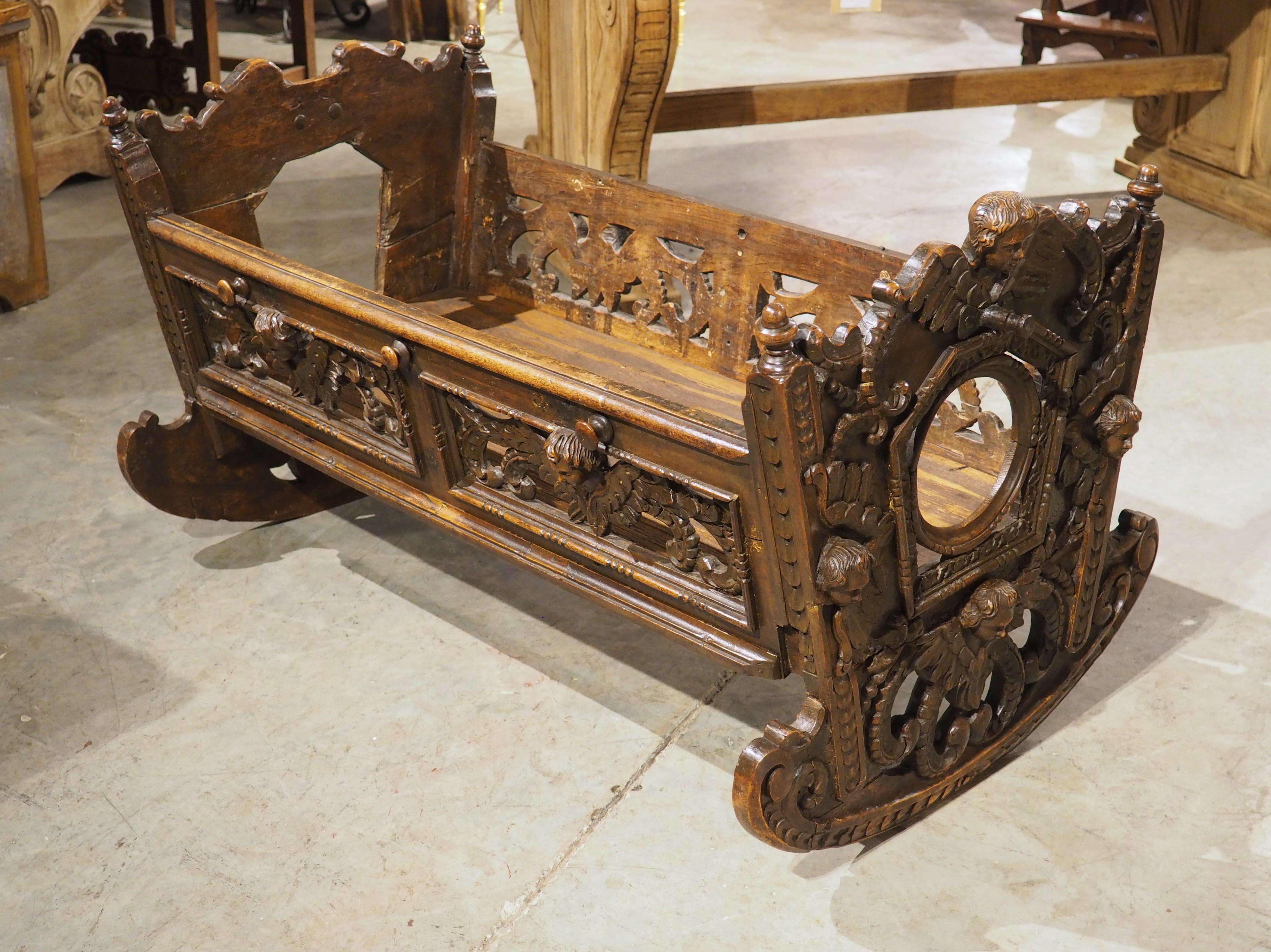 Français Berceau à bascule en noyer sculpté du 17e siècle en vente