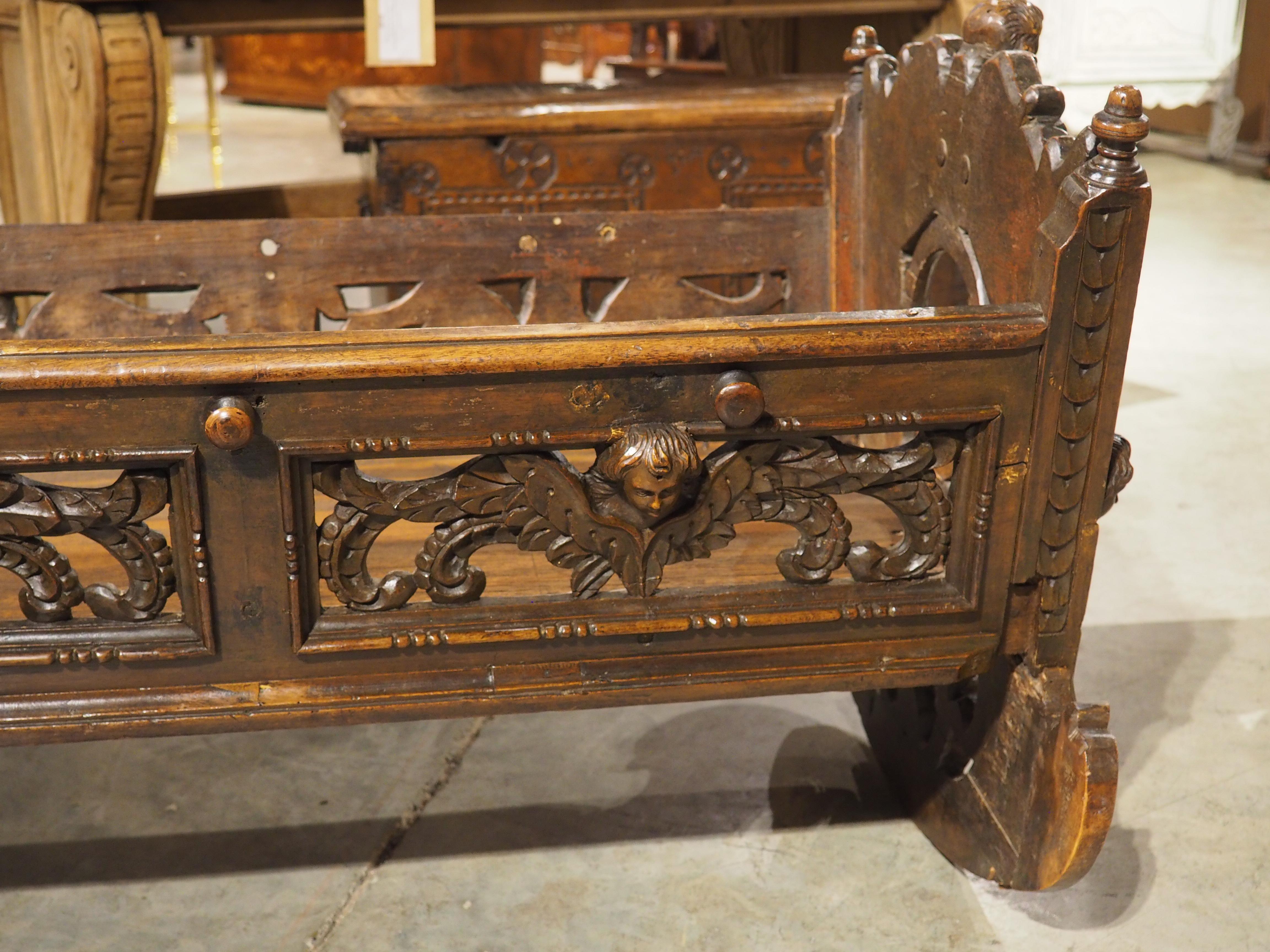 Sculpté à la main Berceau à bascule en noyer sculpté du 17e siècle en vente