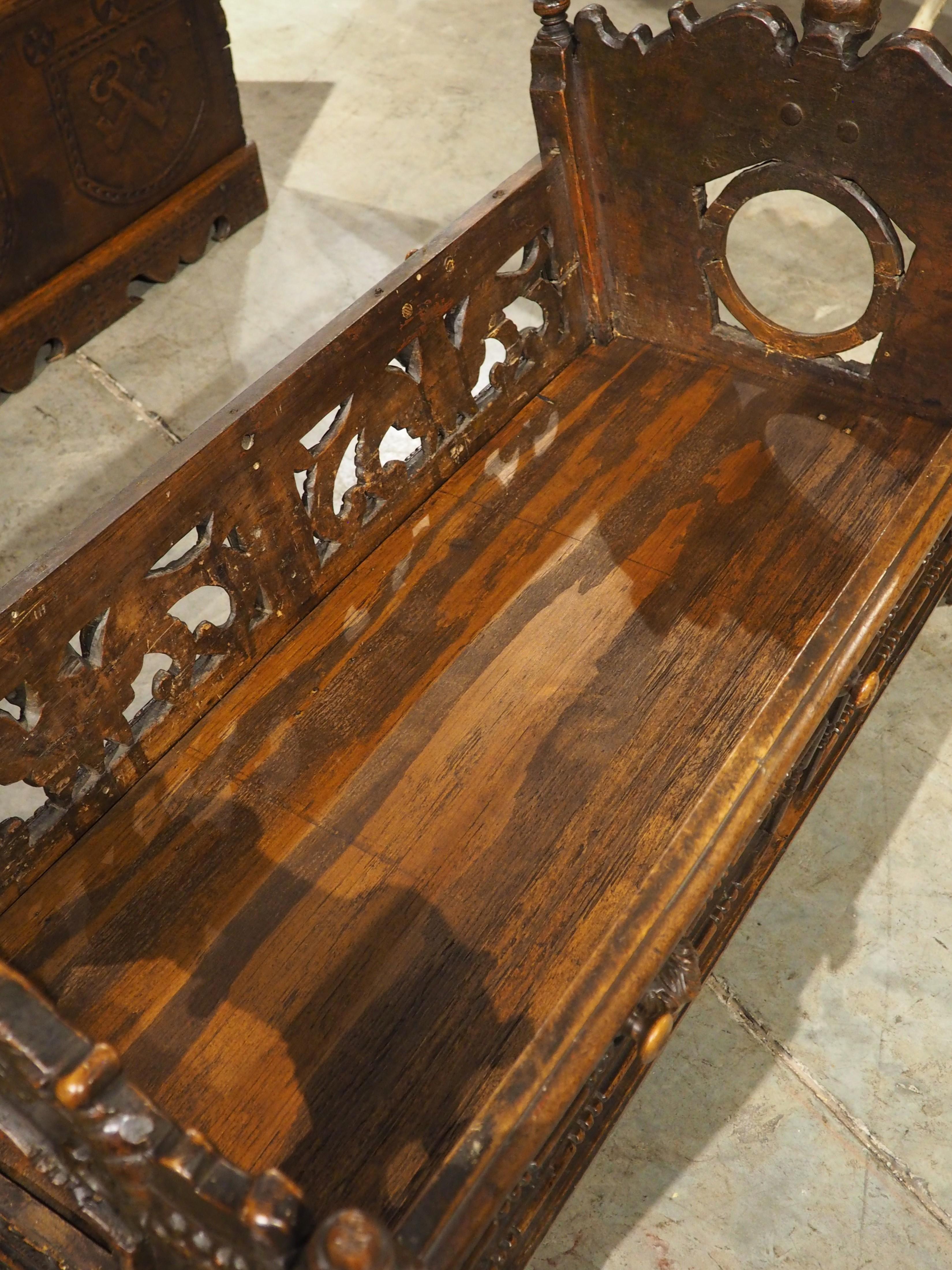 Berceau à bascule en noyer sculpté du 17e siècle Bon état - En vente à Dallas, TX