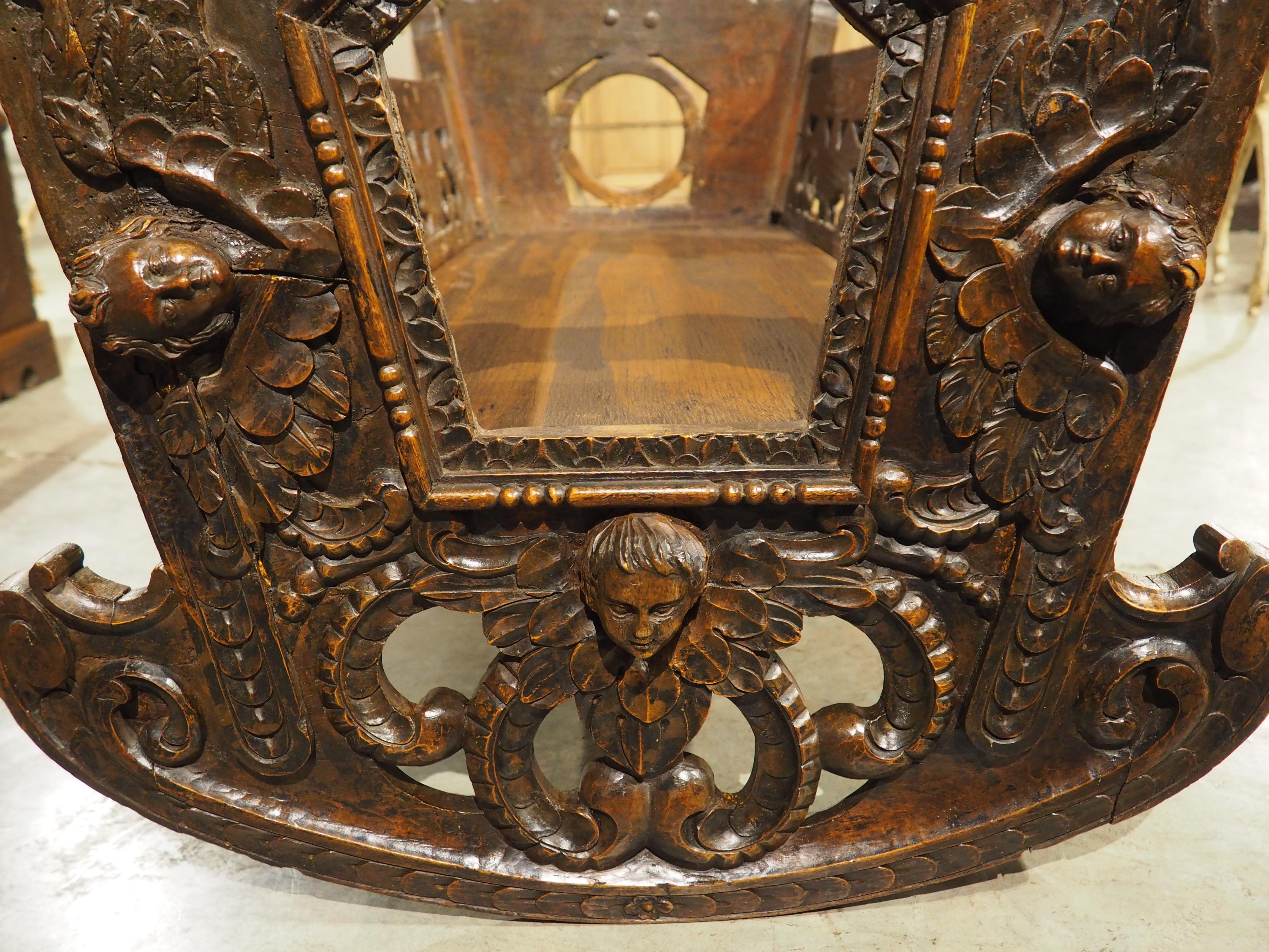 XVIIIe siècle et antérieur Berceau à bascule en noyer sculpté du 17e siècle en vente