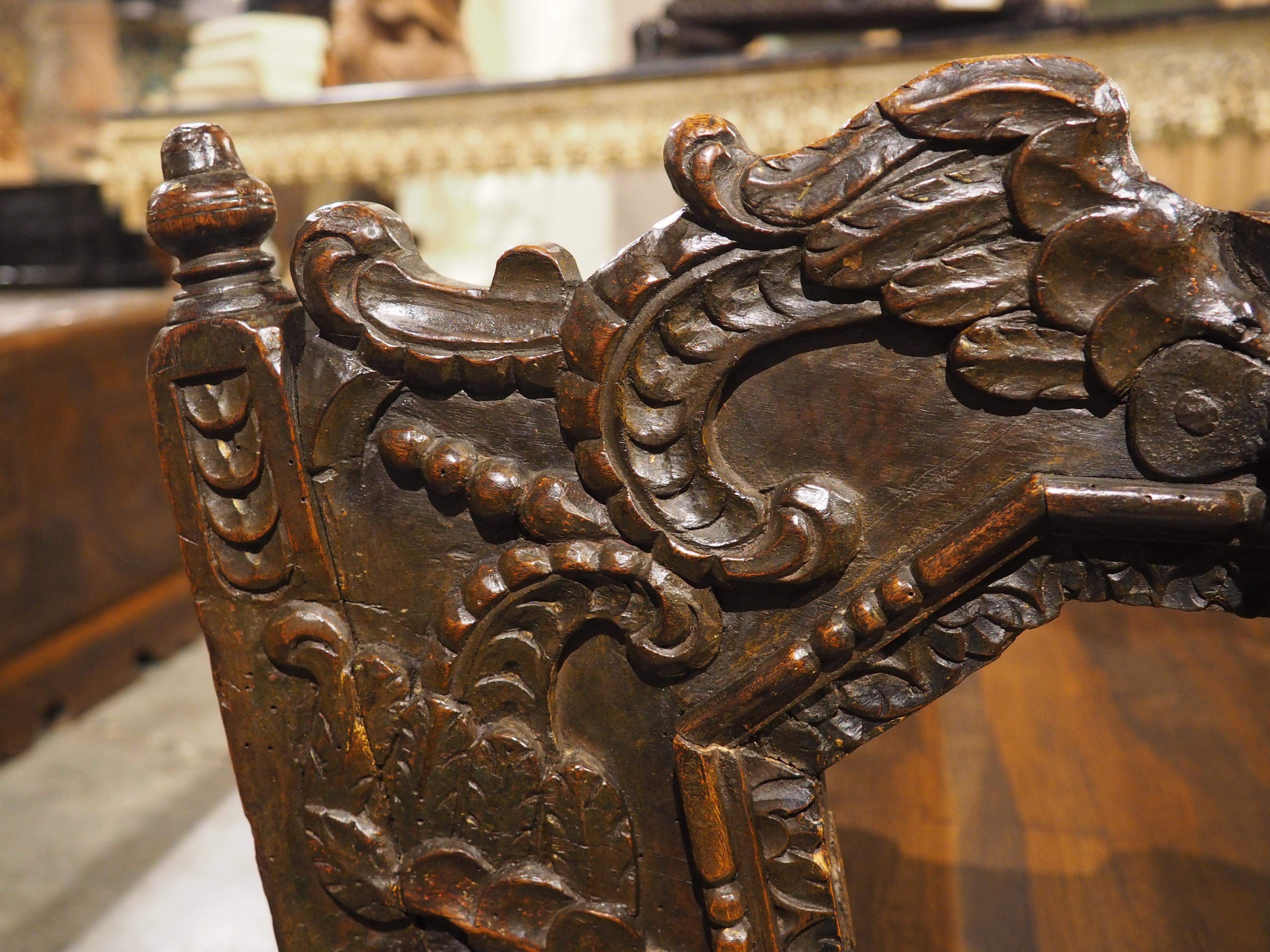 Bois Berceau à bascule en noyer sculpté du 17e siècle en vente