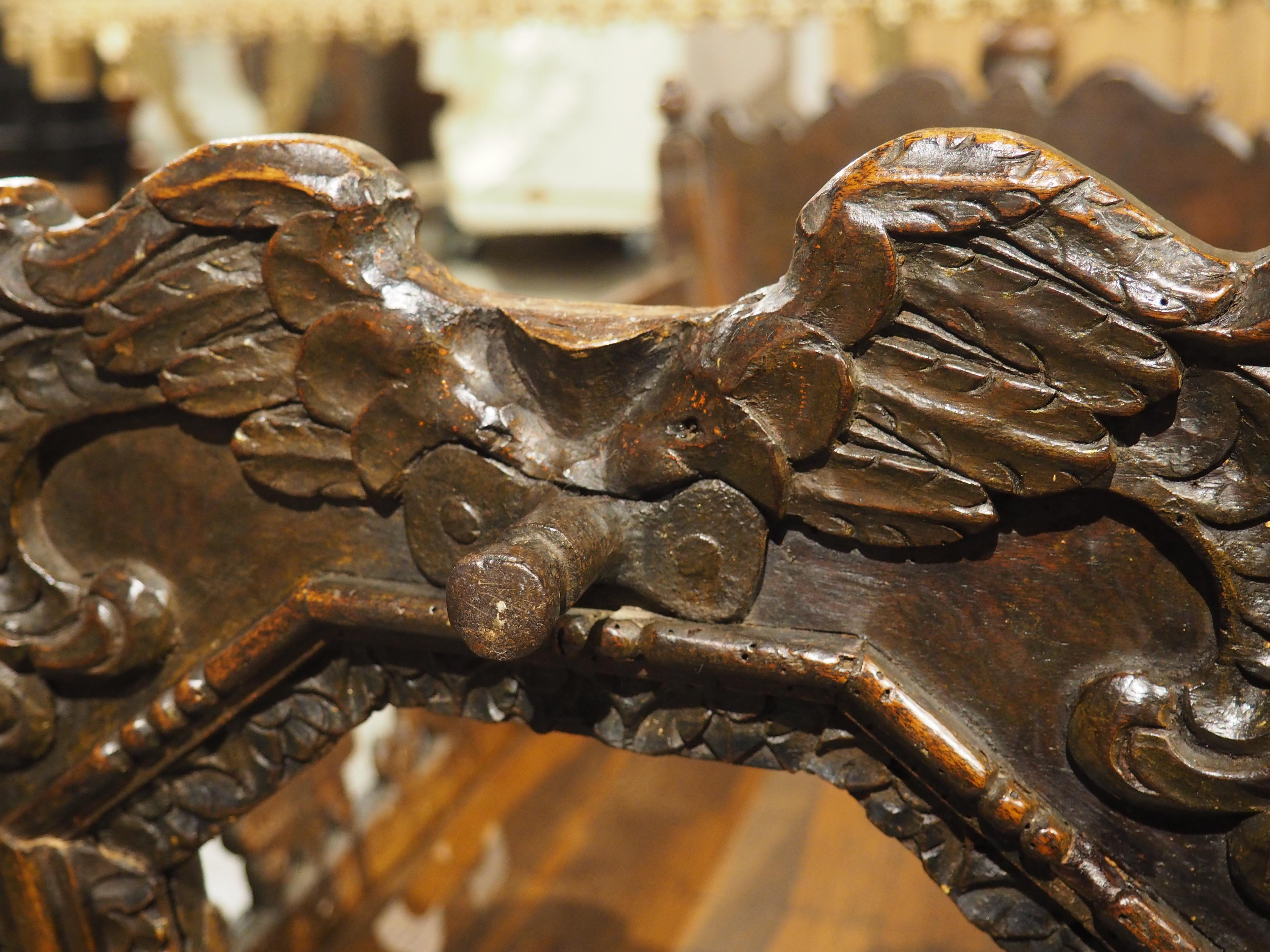 Berceau à bascule en noyer sculpté du 17e siècle en vente 1