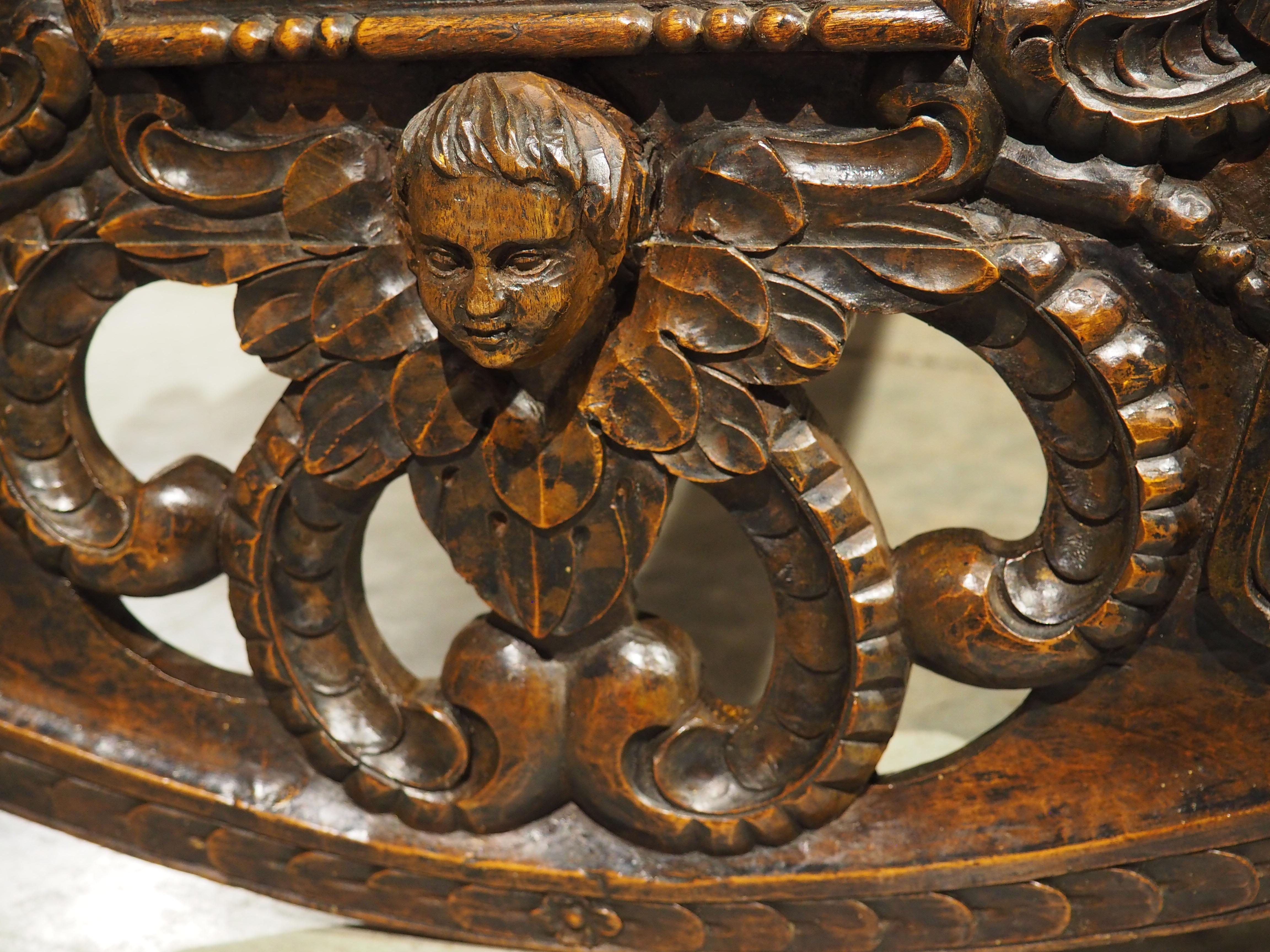 Berceau à bascule en noyer sculpté du 17e siècle en vente 2