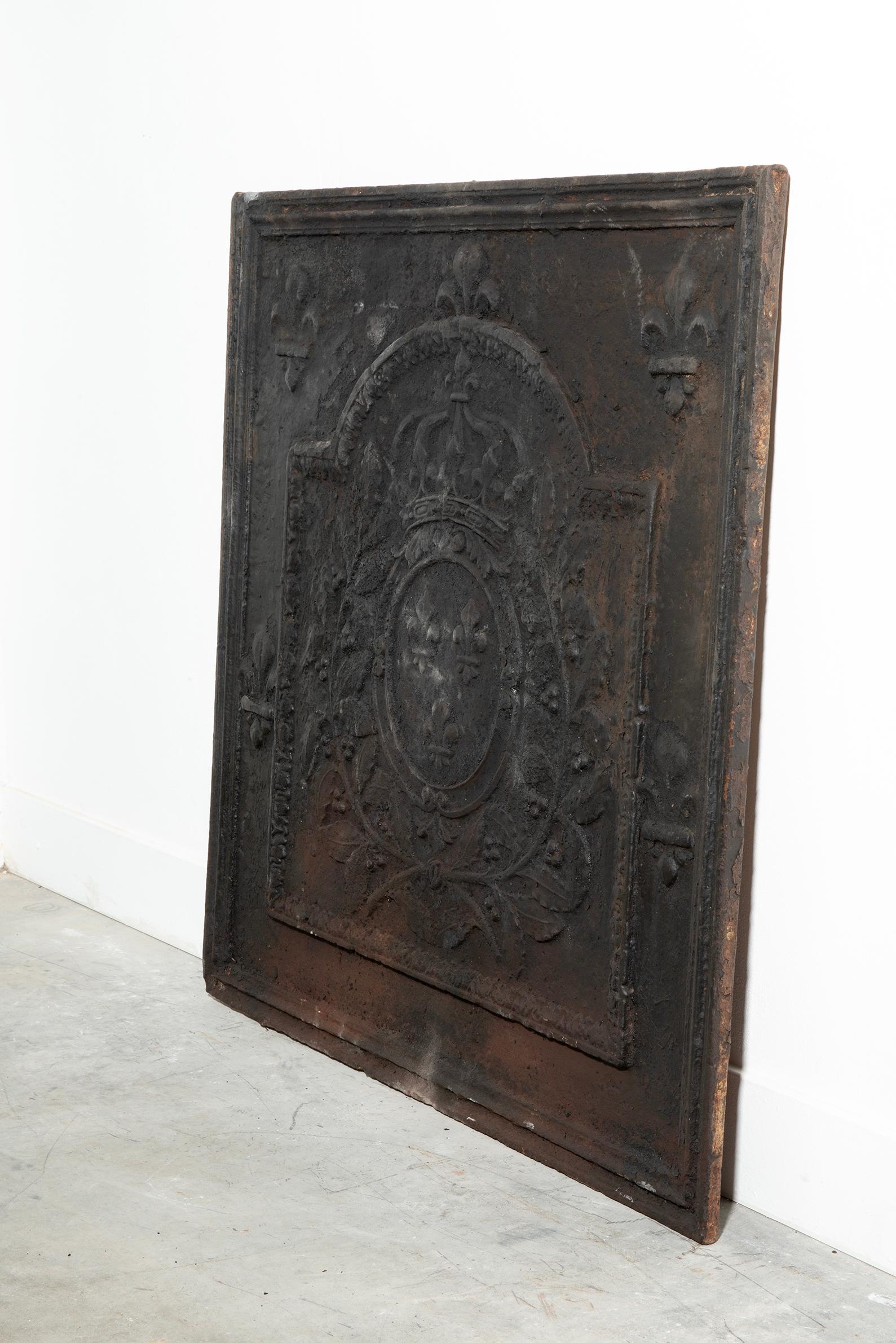 Focolare in ghisa francese del XVII secolo con stemma reale In condizioni discrete in vendita a Haarlem, Noord-Holland
