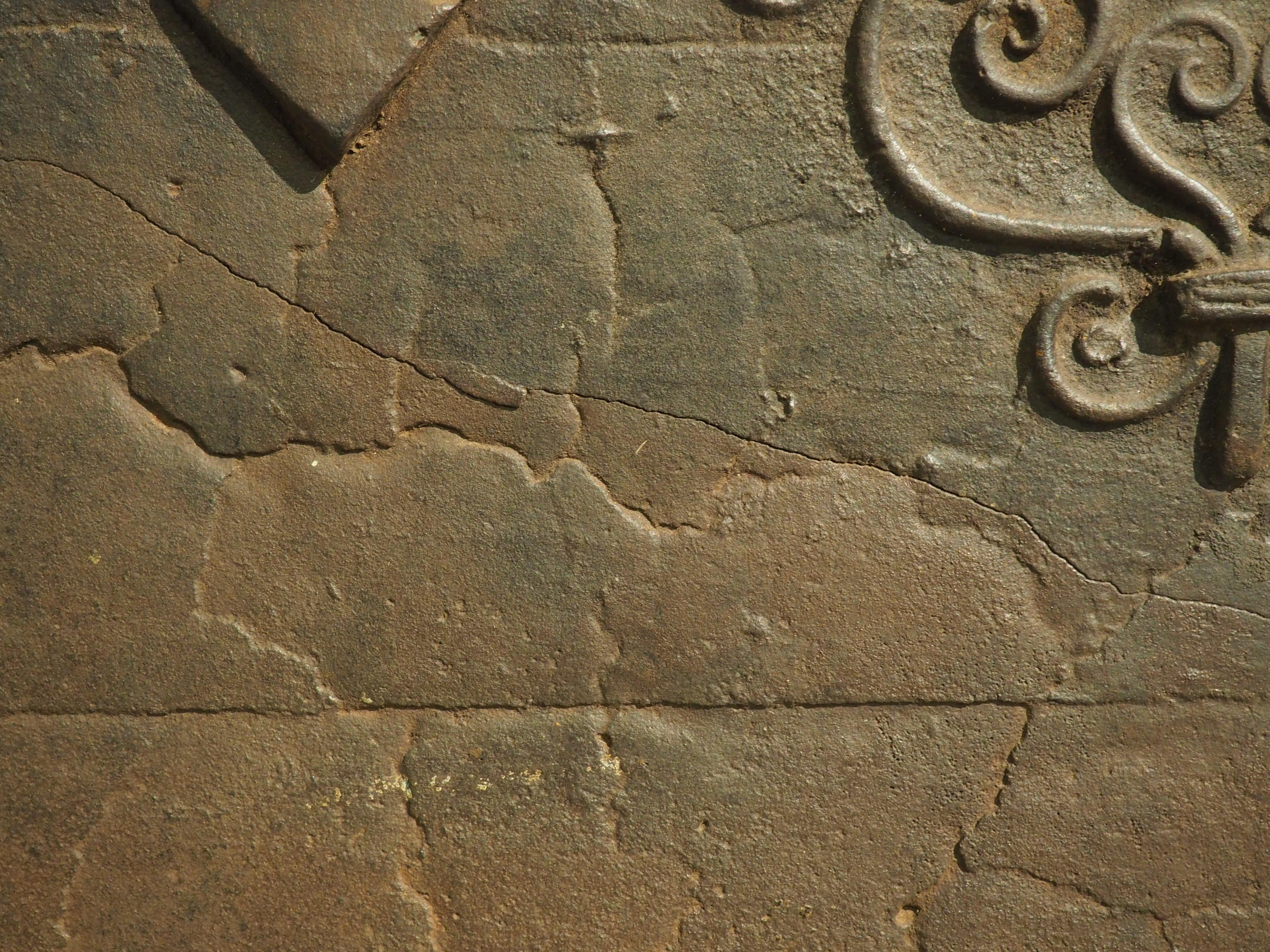 Focolare francese in ghisa del XVII secolo con motivi a volute e doppi Chevron in vendita 3