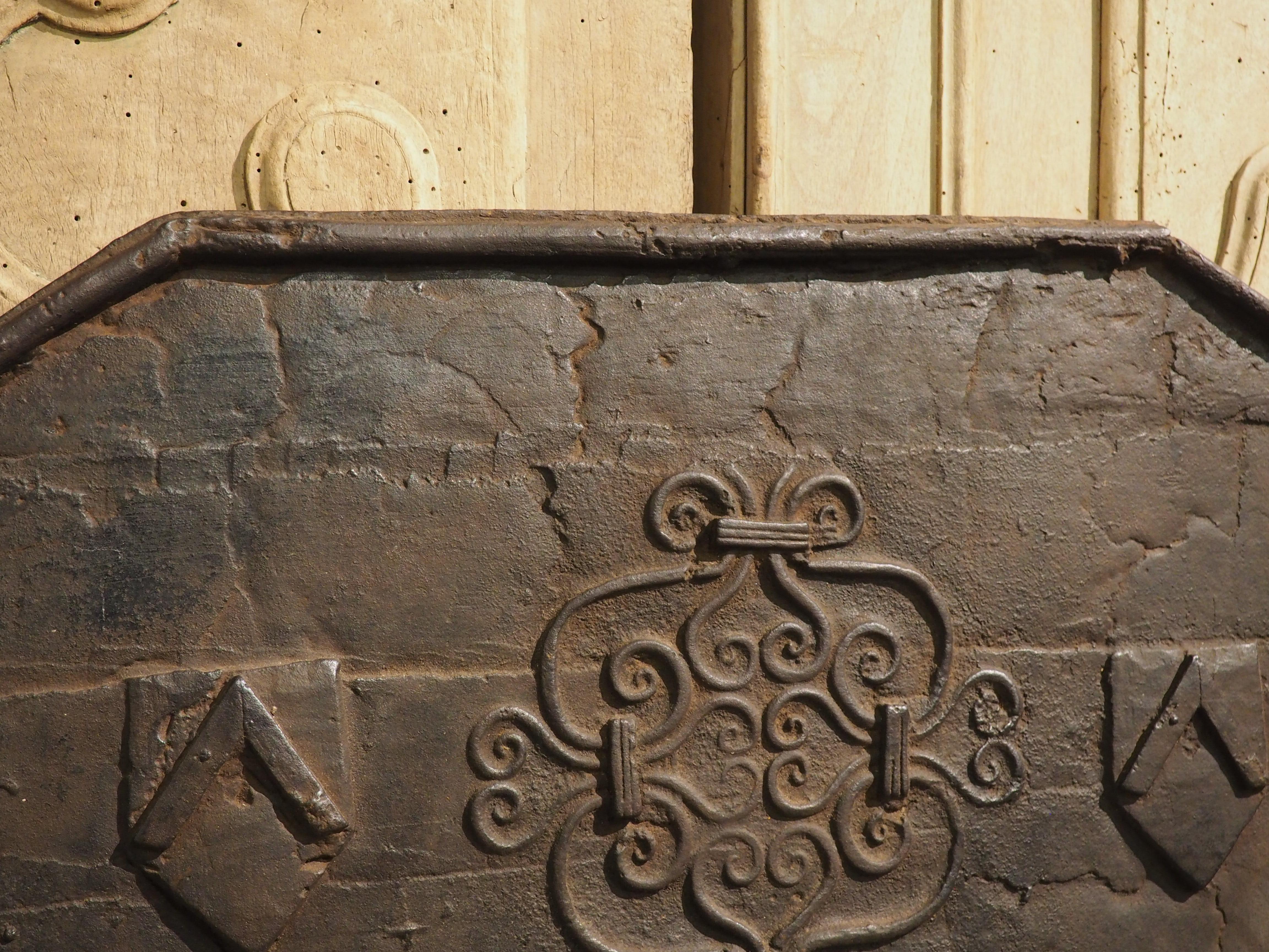 Focolare francese in ghisa del XVII secolo con motivi a volute e doppi Chevron in vendita 5