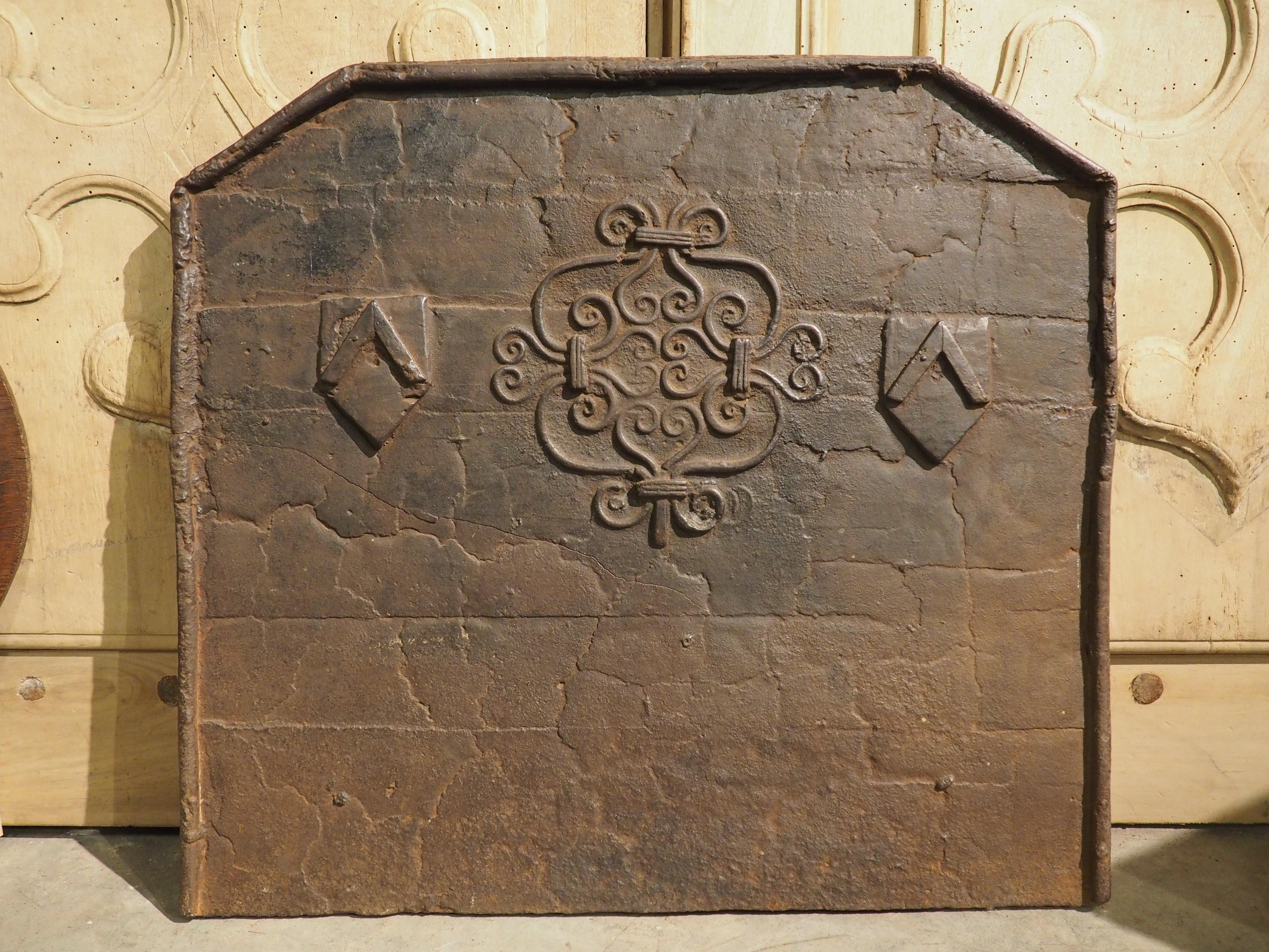 Focolare francese in ghisa del XVII secolo con motivi a volute e doppi Chevron in vendita 6