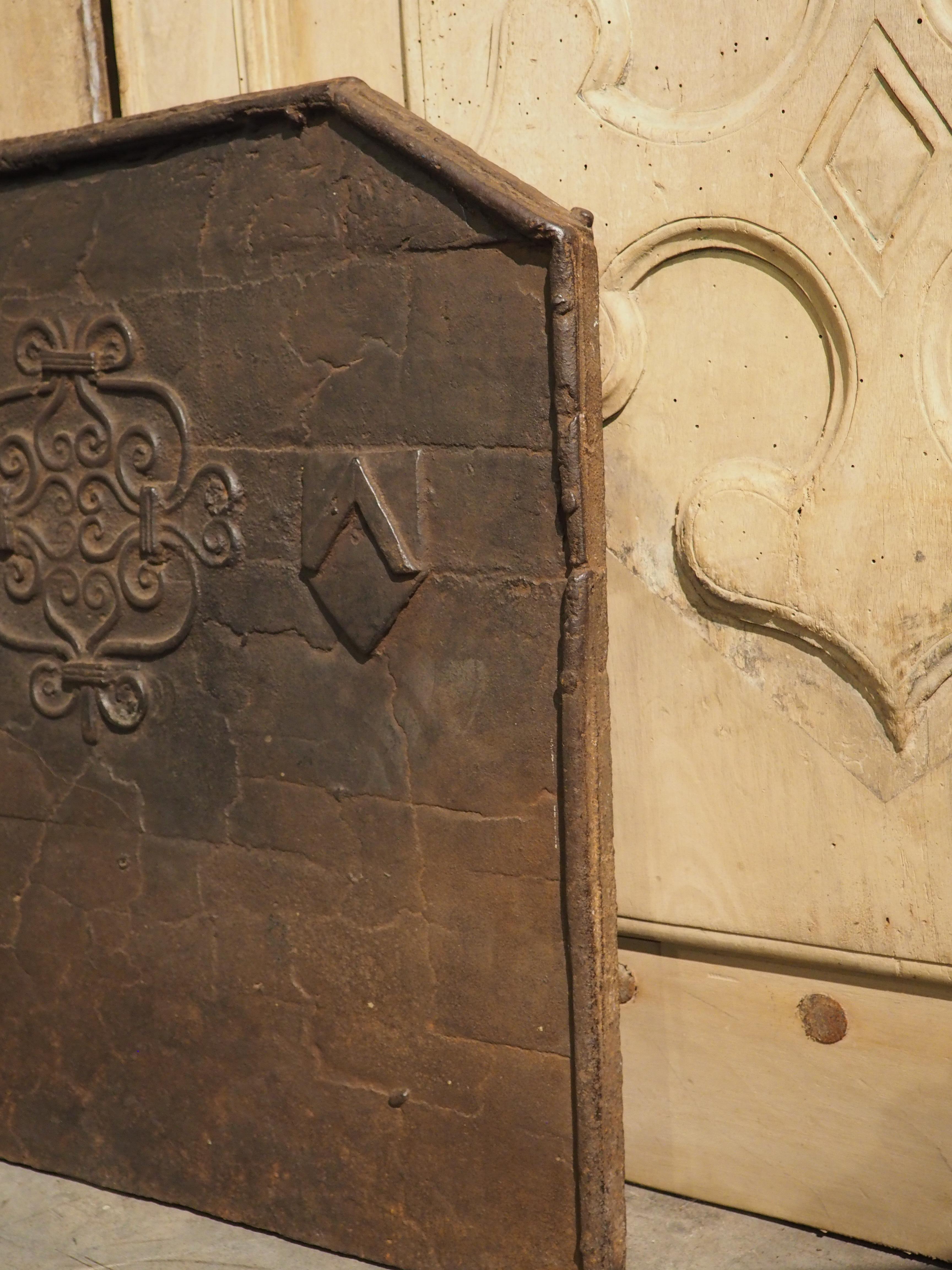 Fino al XVIII secolo Focolare francese in ghisa del XVII secolo con motivi a volute e doppi Chevron in vendita