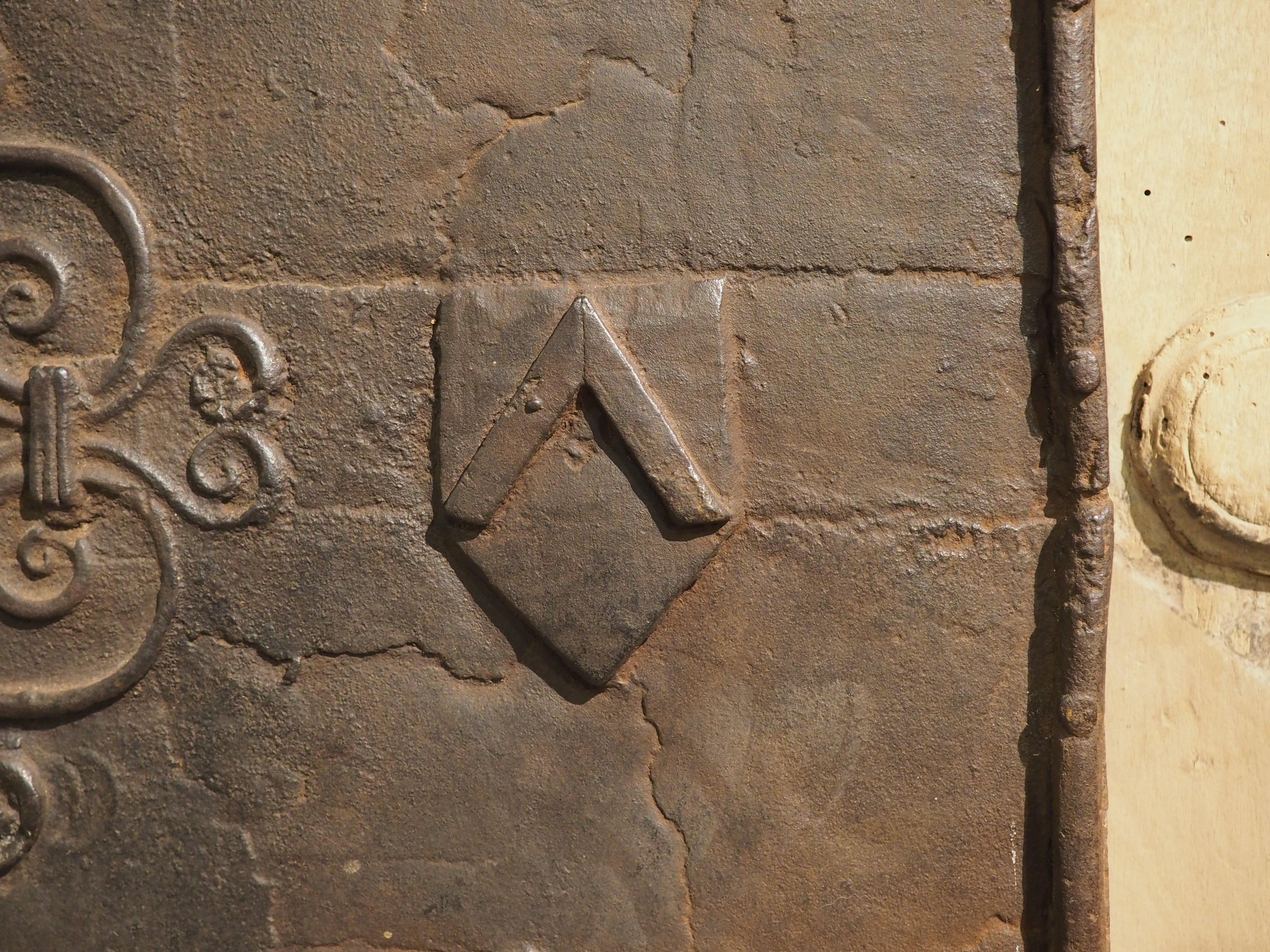 Metallo Focolare francese in ghisa del XVII secolo con motivi a volute e doppi Chevron in vendita