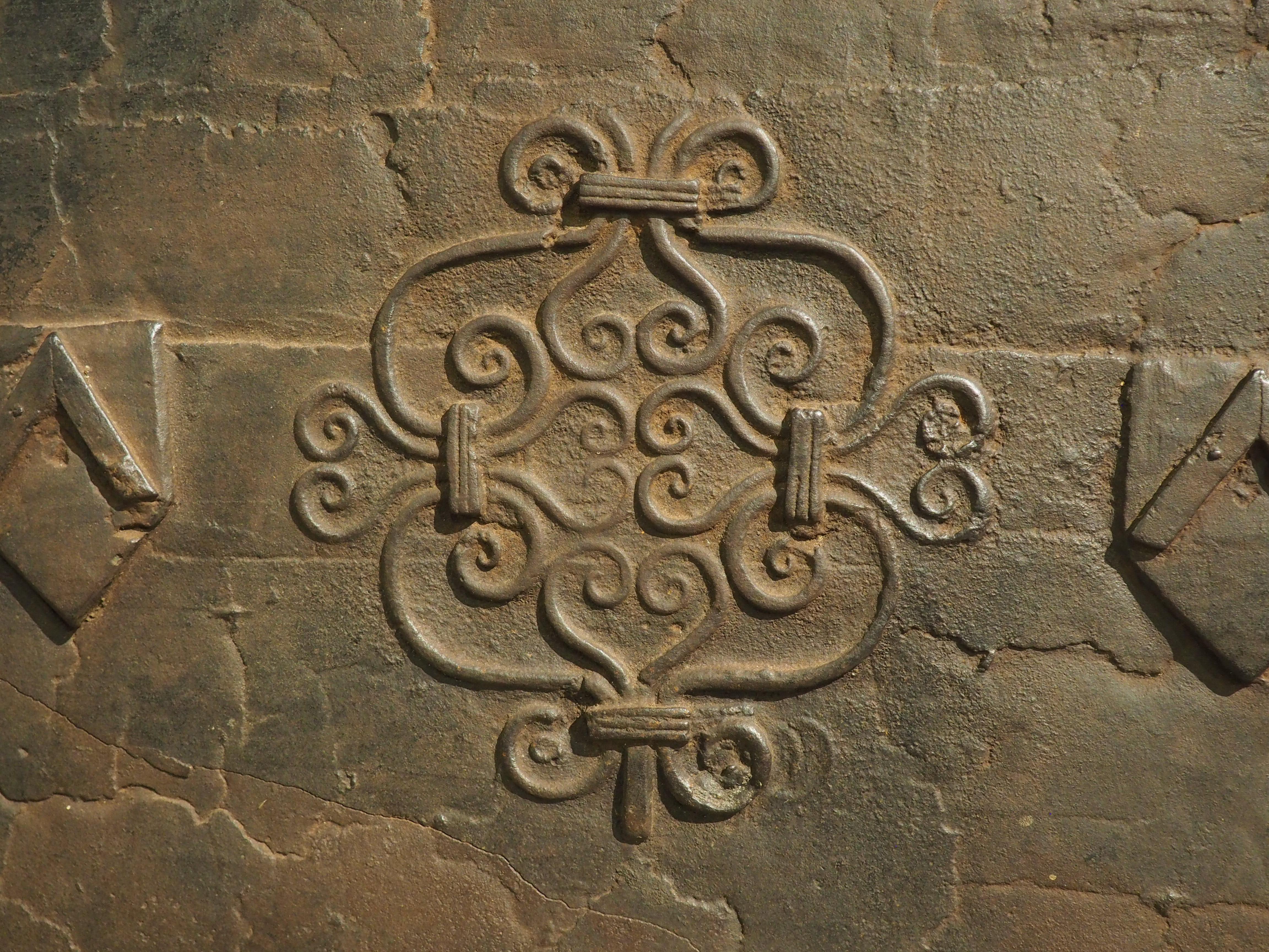 Focolare francese in ghisa del XVII secolo con motivi a volute e doppi Chevron in vendita 1