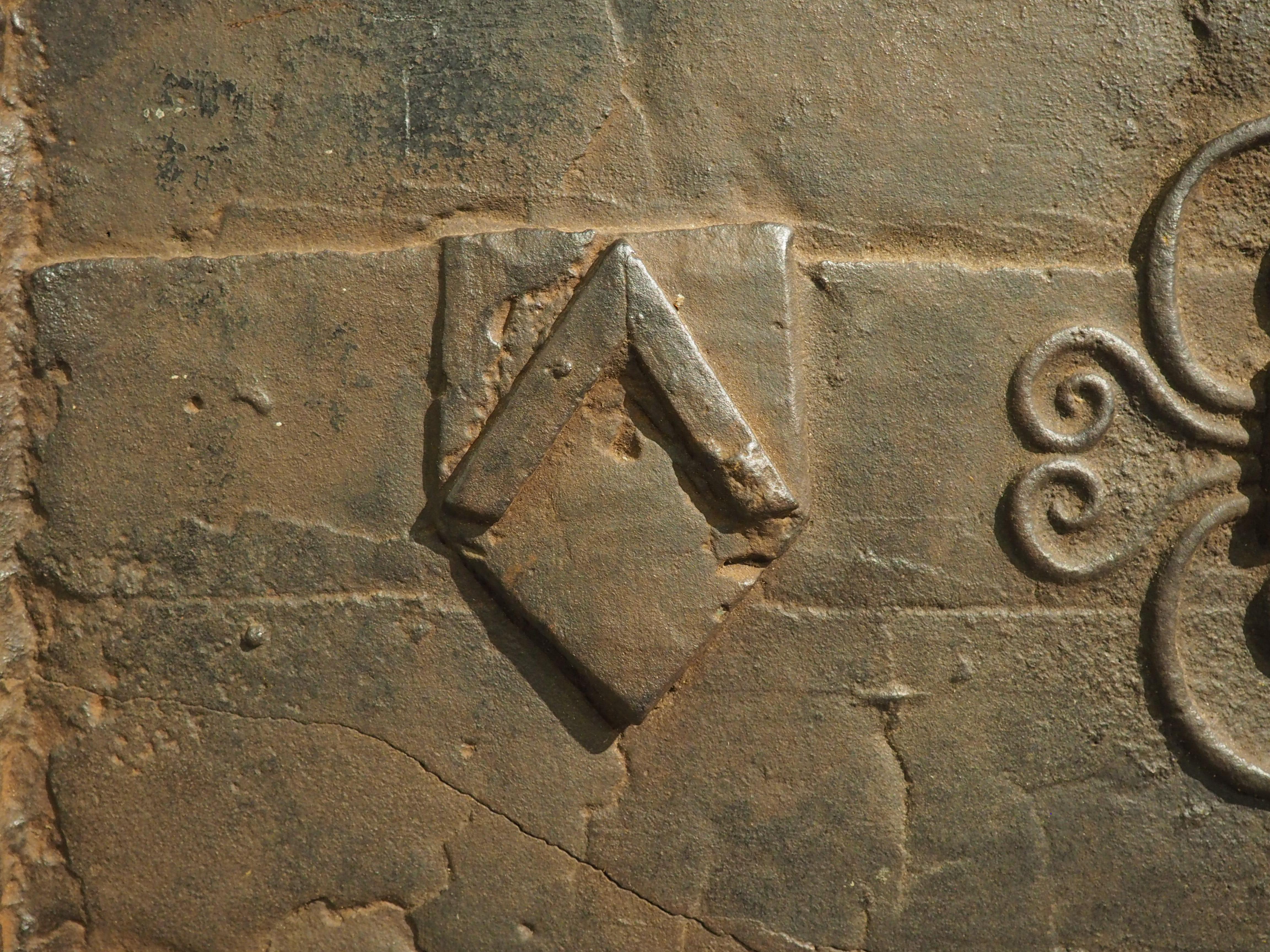 Focolare francese in ghisa del XVII secolo con motivi a volute e doppi Chevron in vendita 2