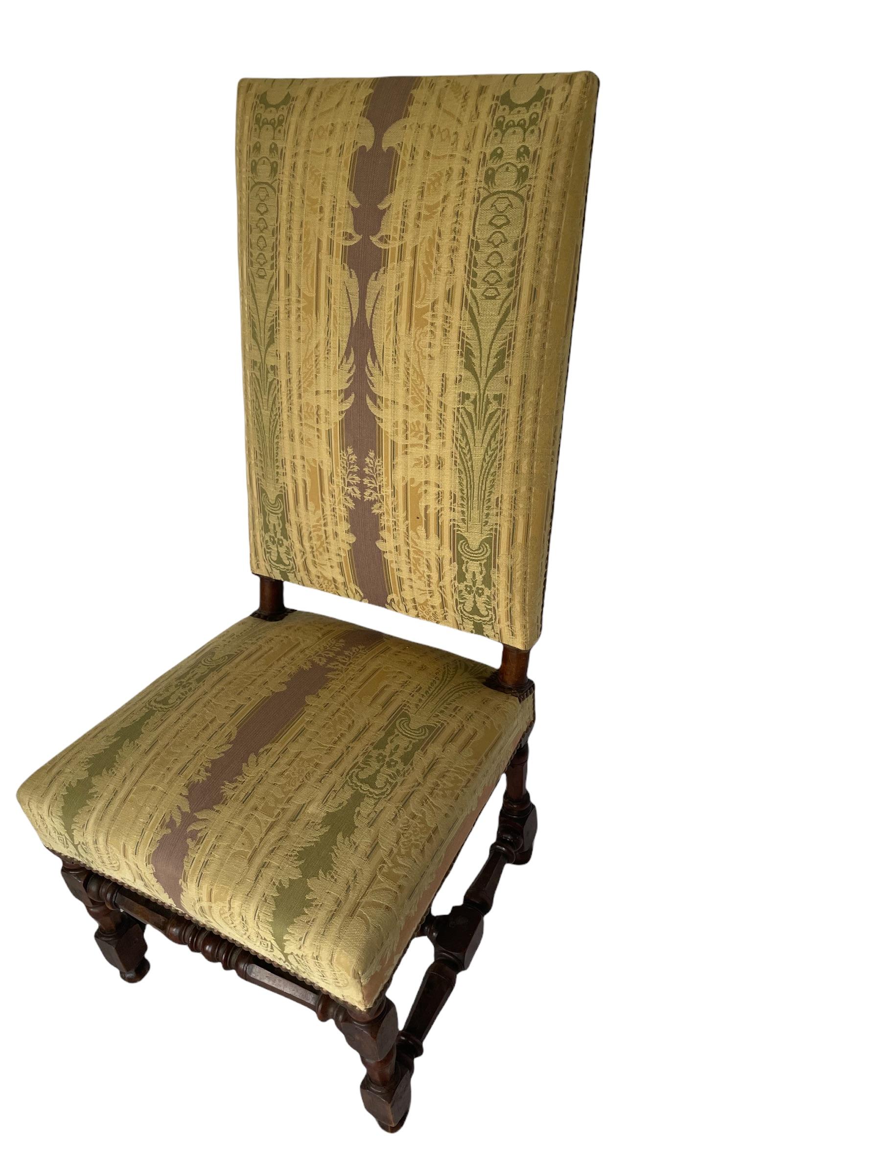 Französischer Stuhl aus dem 17. (18. Jahrhundert und früher) im Angebot