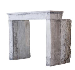 Cornice per camino in pietra calcarea Antique French Country del 17° secolo