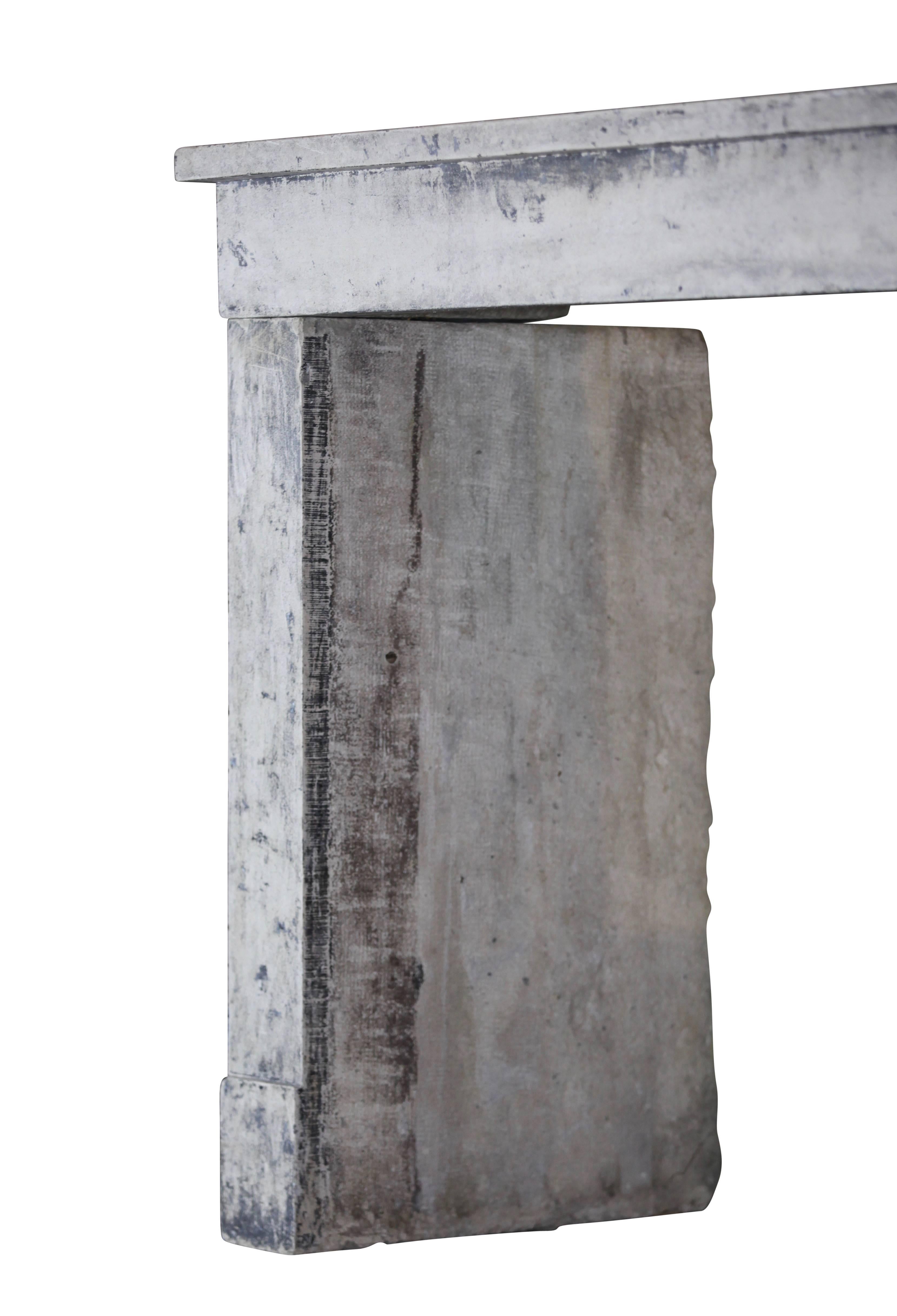Entorno de chimenea de piedra caliza antigua de la campiña francesa del siglo XVII Francés en venta