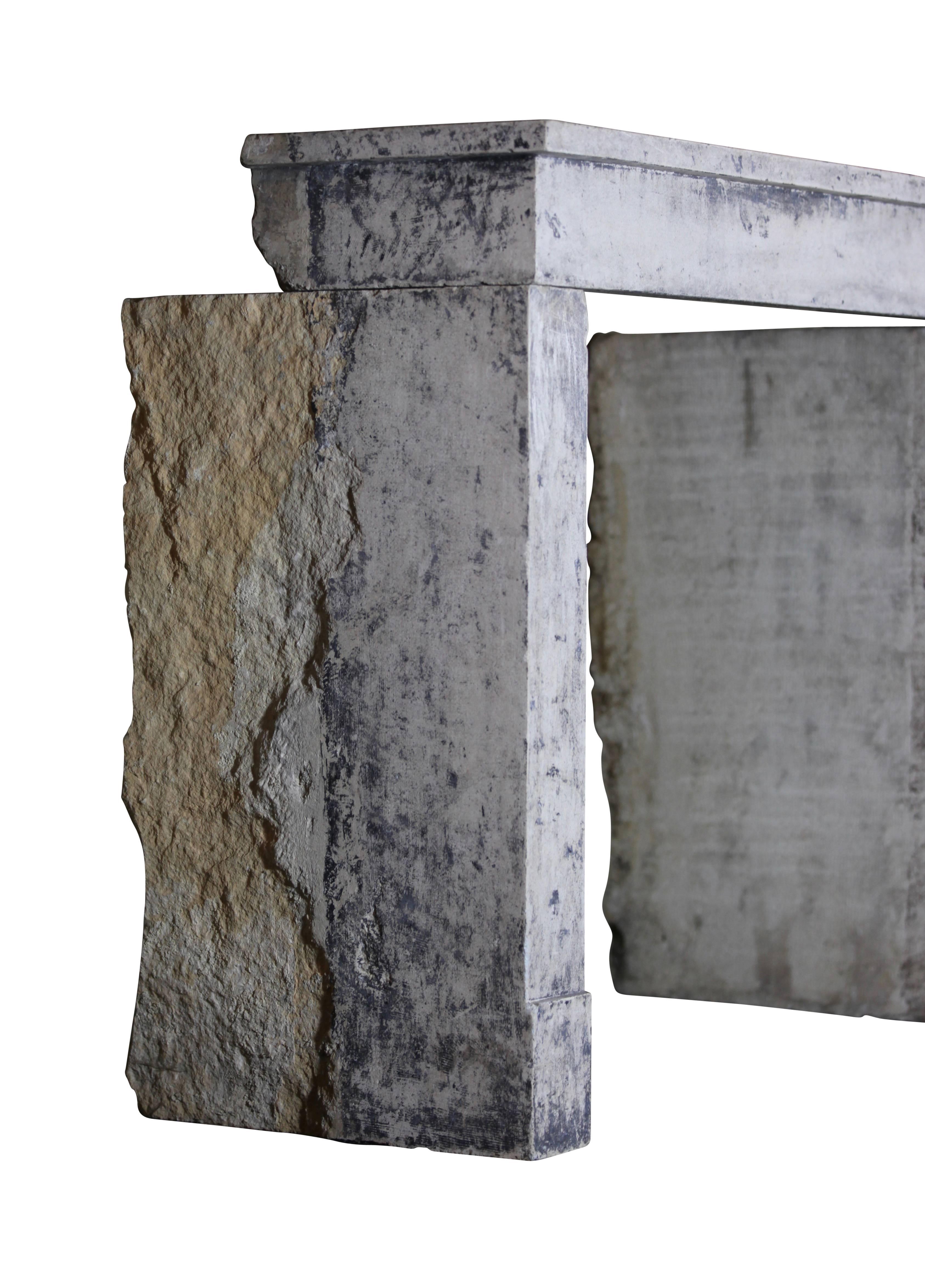 17. Jahrhundert Französisch Land Antike Kalkstein Kamin Surround im Zustand „Hervorragend“ im Angebot in Beervelde, BE