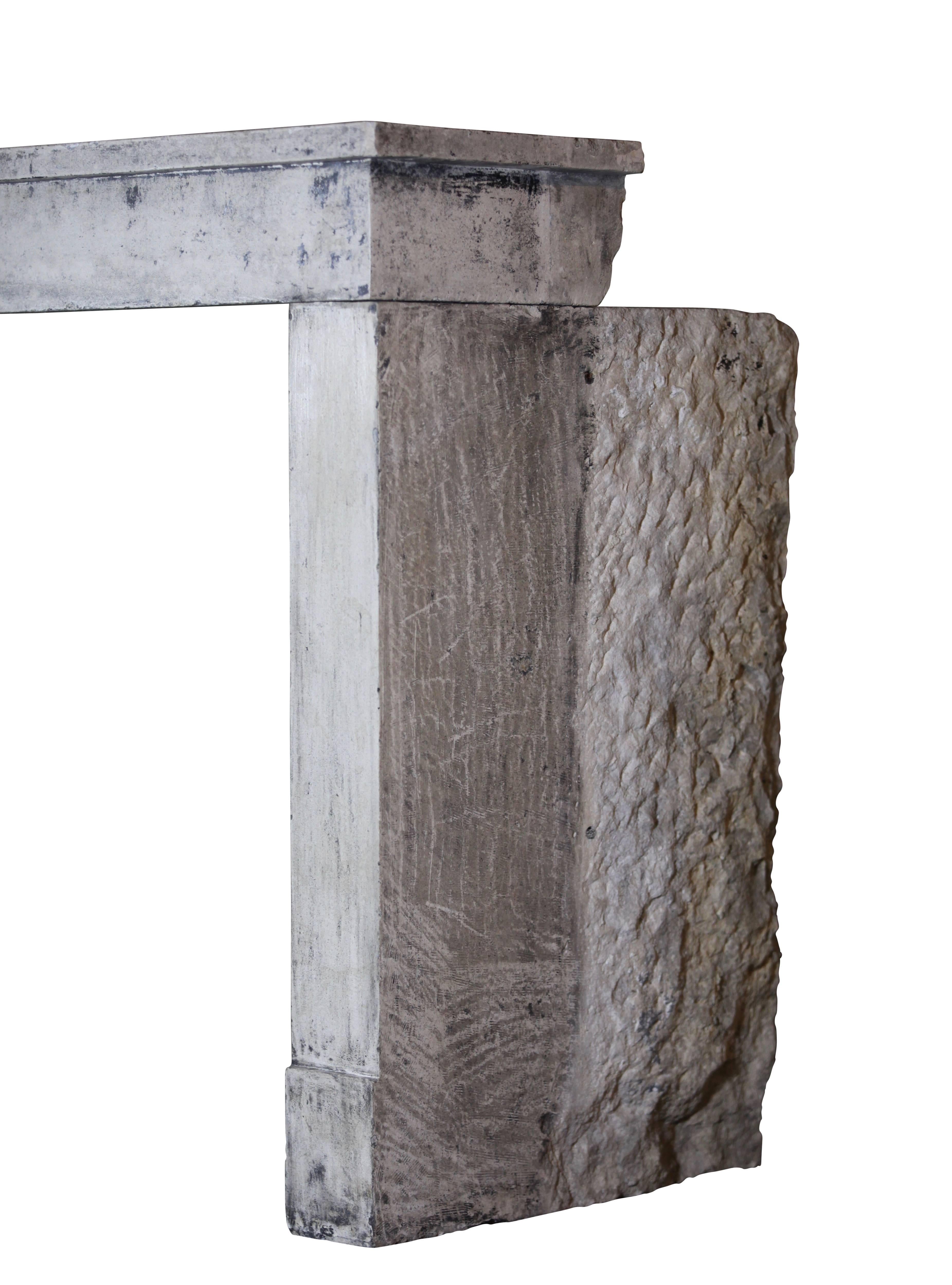 17. Jahrhundert Französisch Land Antike Kalkstein Kamin Surround im Angebot 3