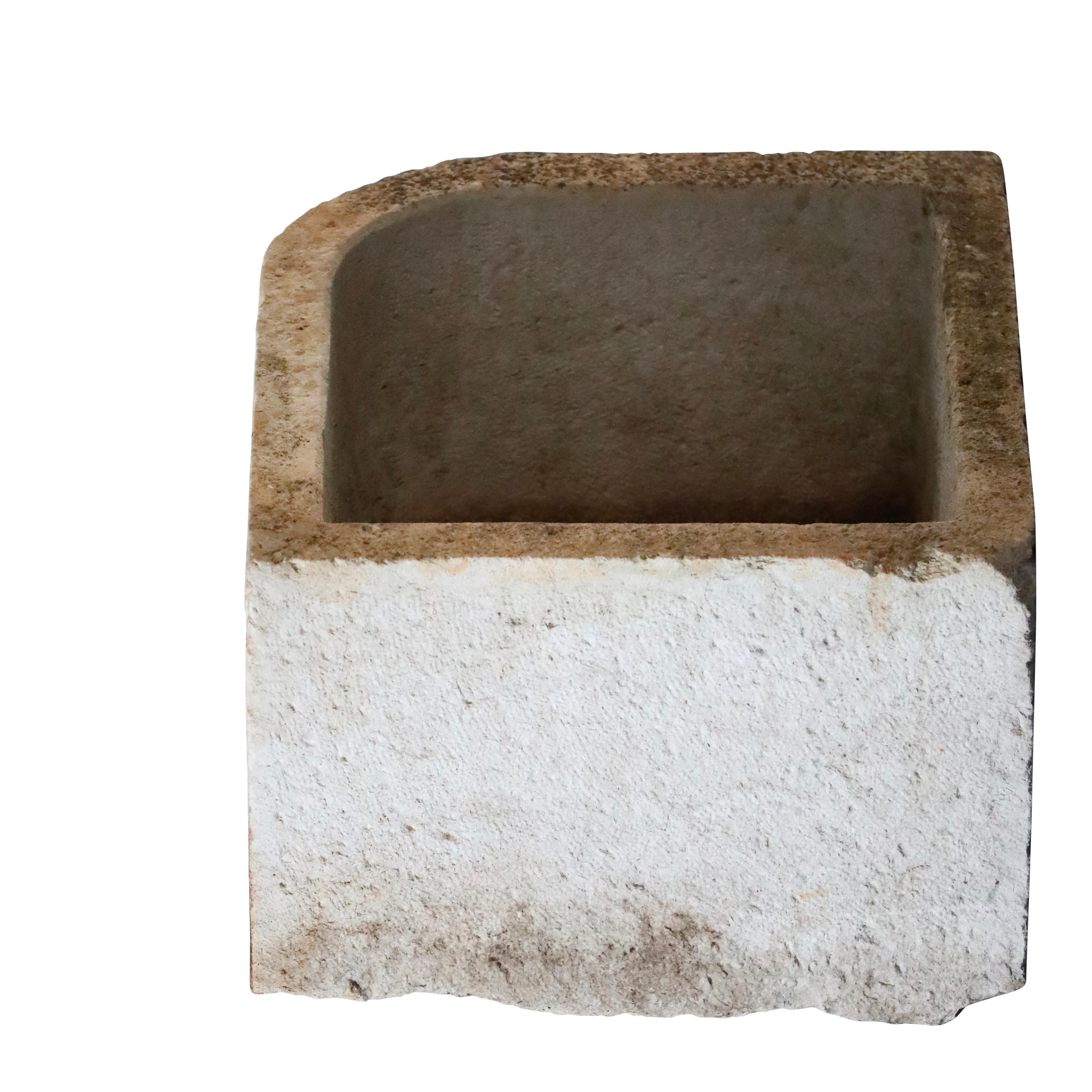 17th Century French Country Style Corner Limestone Trough In Good Condition For Sale In Beervelde, BE