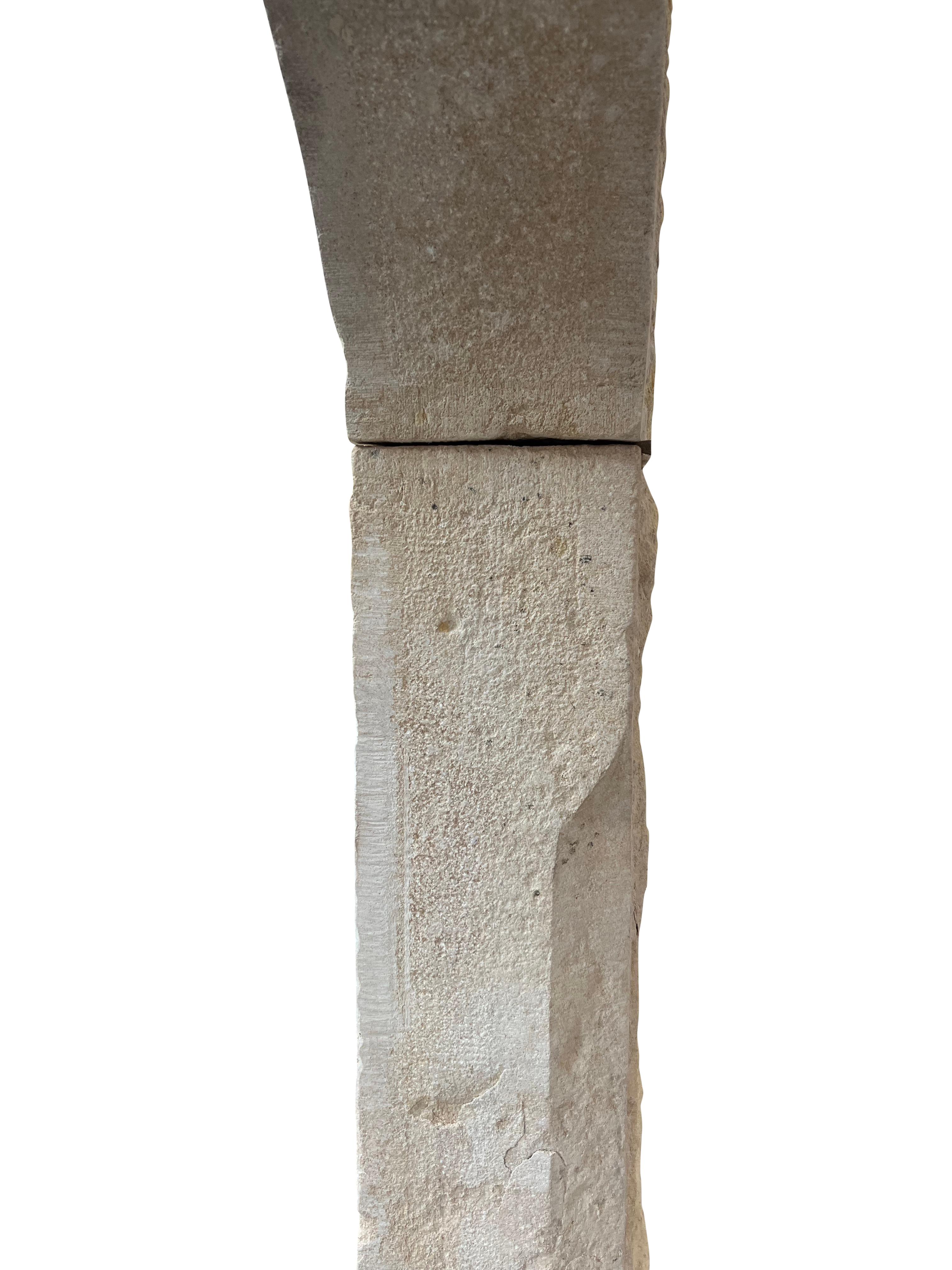 Intagliato a mano Mantello da camino in pietra calcarea francese extra large del XVII secolo in vendita