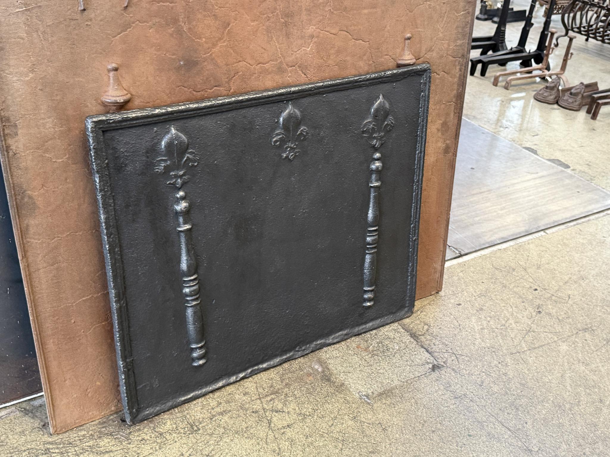 17th Century French Fireback / Backsplash with Pillars and Fleurs de Lys In Good Condition For Sale In Amerongen, Amerongen