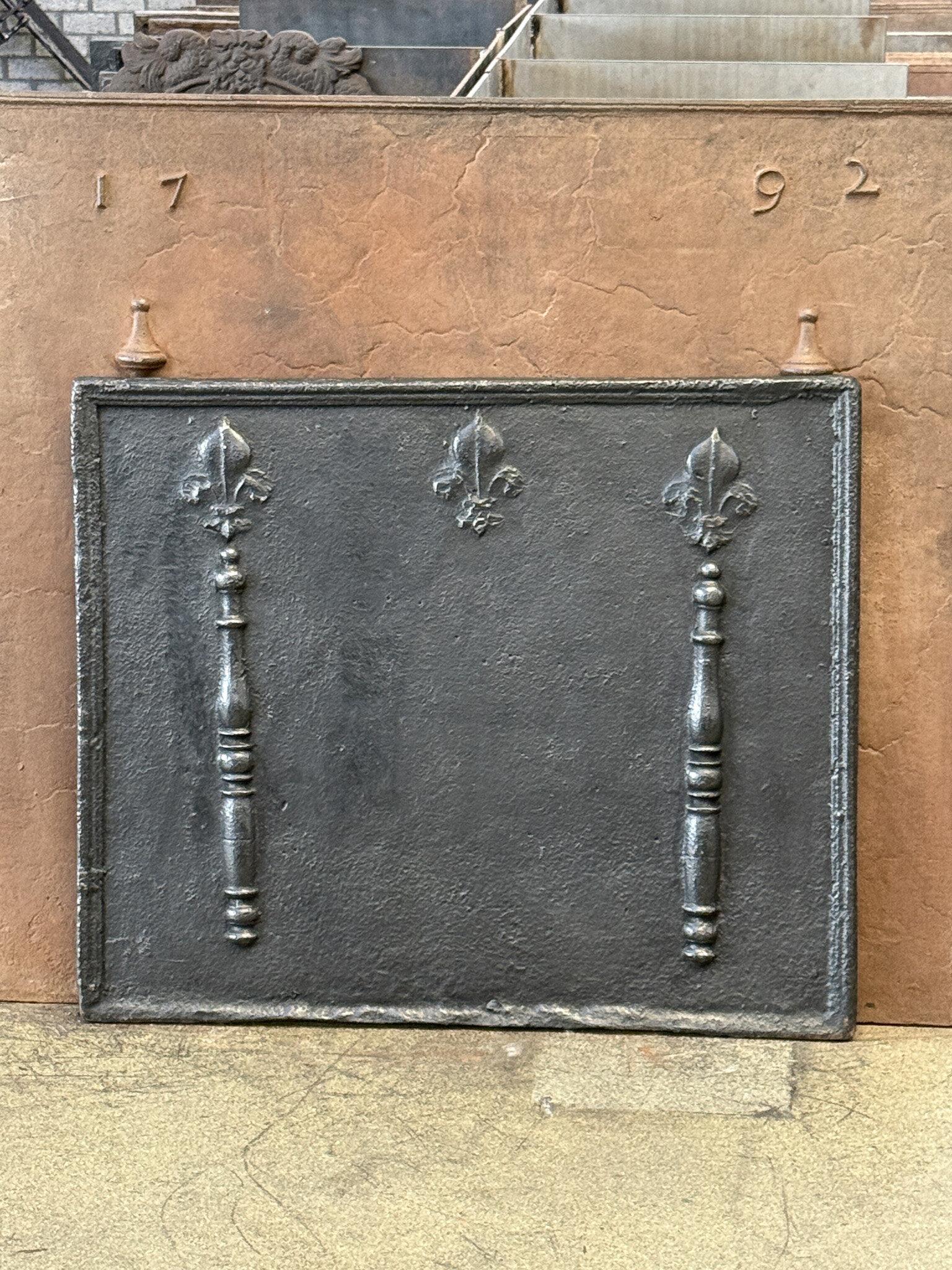 17th Century French Fireback / Backsplash with Pillars and Fleurs de Lys For Sale 2