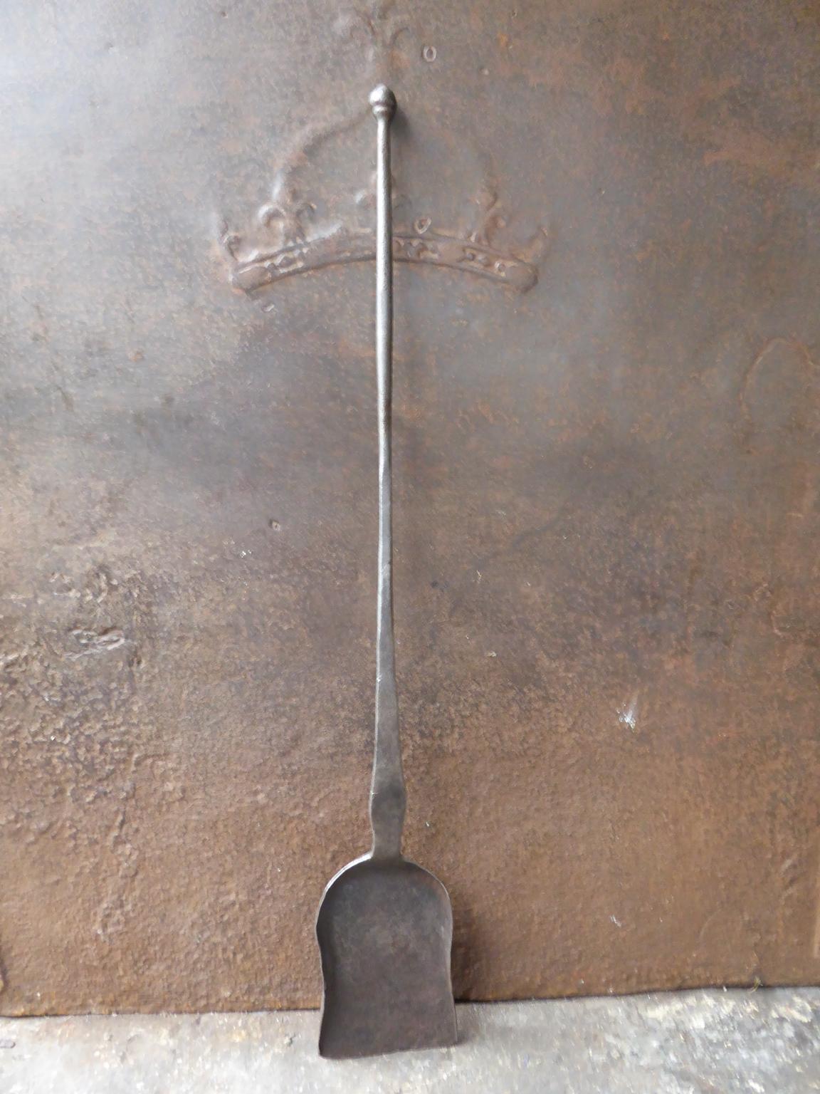 17th century French Louis XIV fireplace shovel made of wrought iron. The shovel is in a good condition and is fully functional.