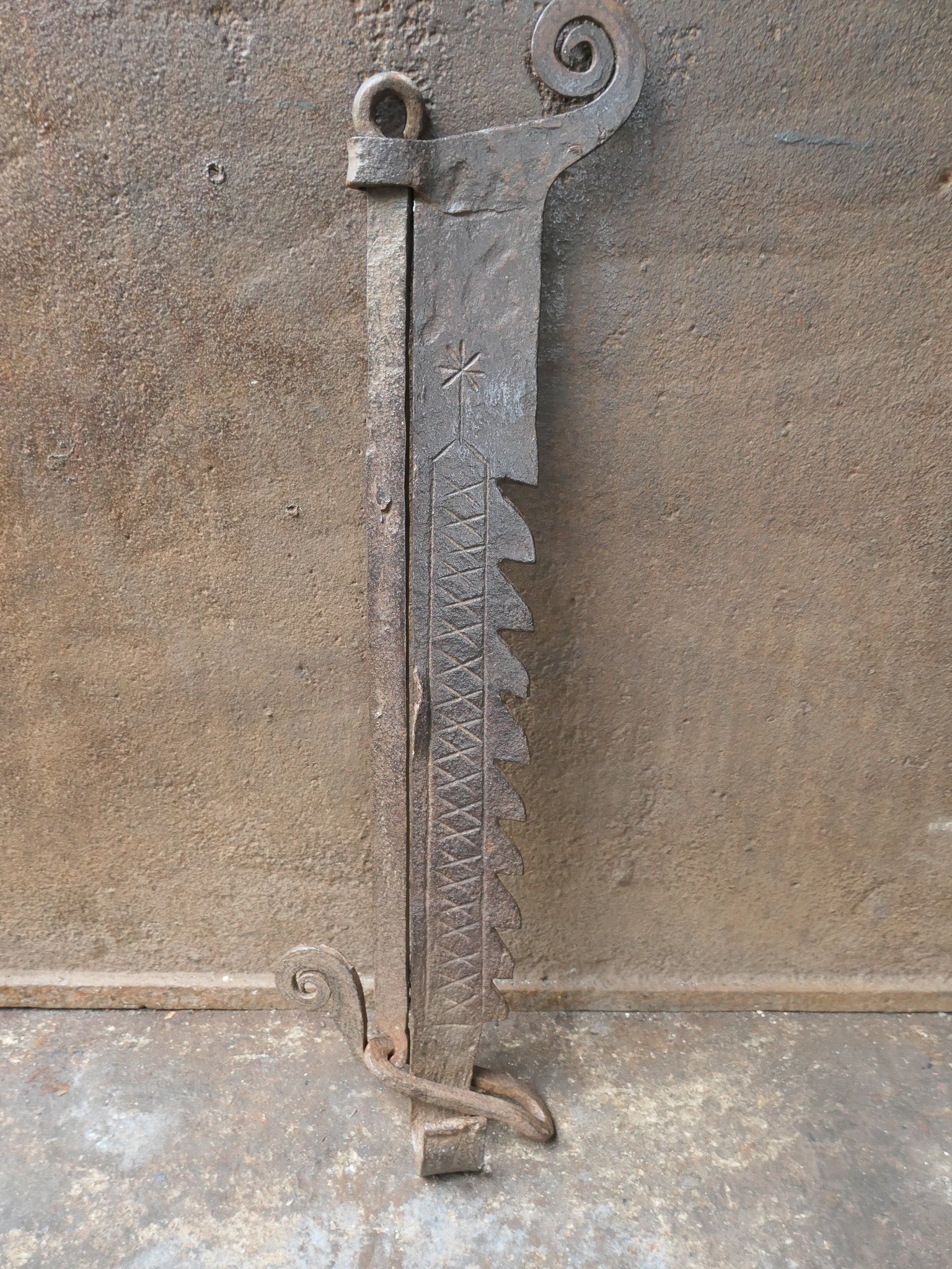 Caminetto francese del XVII secolo in stile Luigi XIV. Il tramaglio è forgiato a mano in ferro battuto. È splendidamente decorata e intagliata.

Il tramaglio veniva utilizzato per cucinare per regolare la distanza tra la pentola e il fuoco.