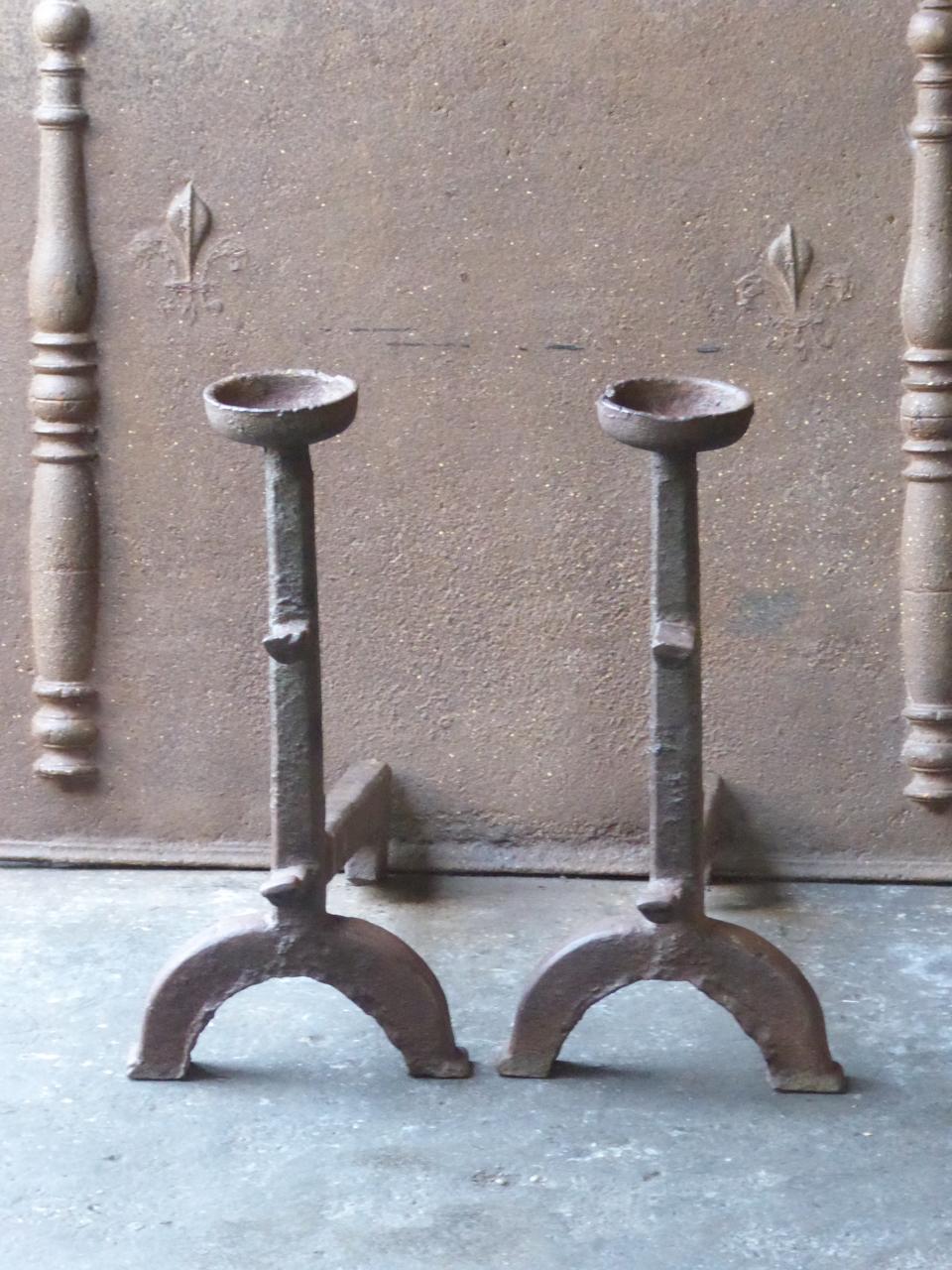 17th century French Gothic andirons made of cast iron. The andirons have spit hooks to grill food. In France this type of very old andirons is called 'landiers'.

The condition is good.