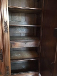 Armoire Bordelaise d'époque Louis XIV du 17ème siècle, sculptée à la main